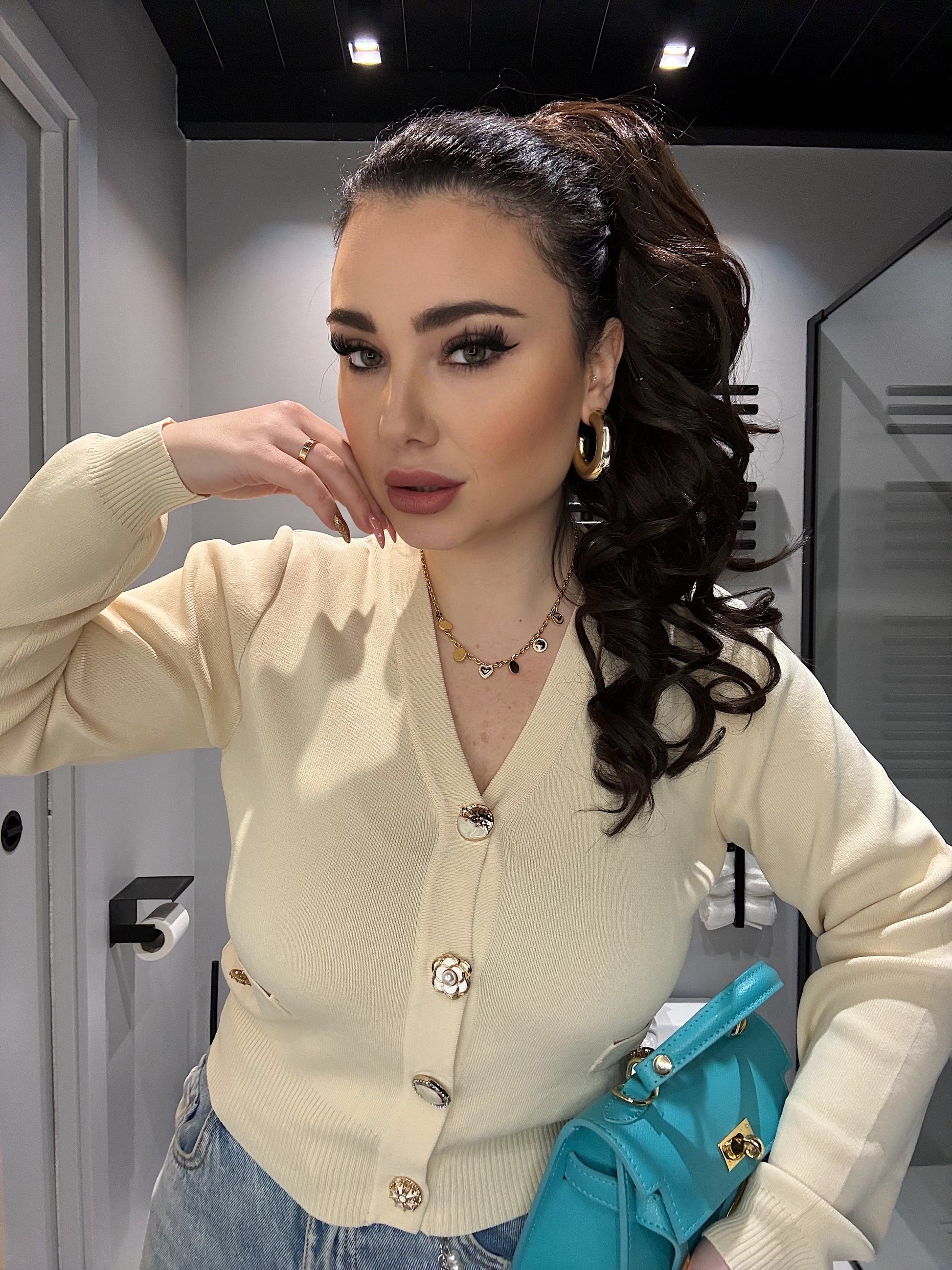 Maglioncino beige a V con bottoni gioiello