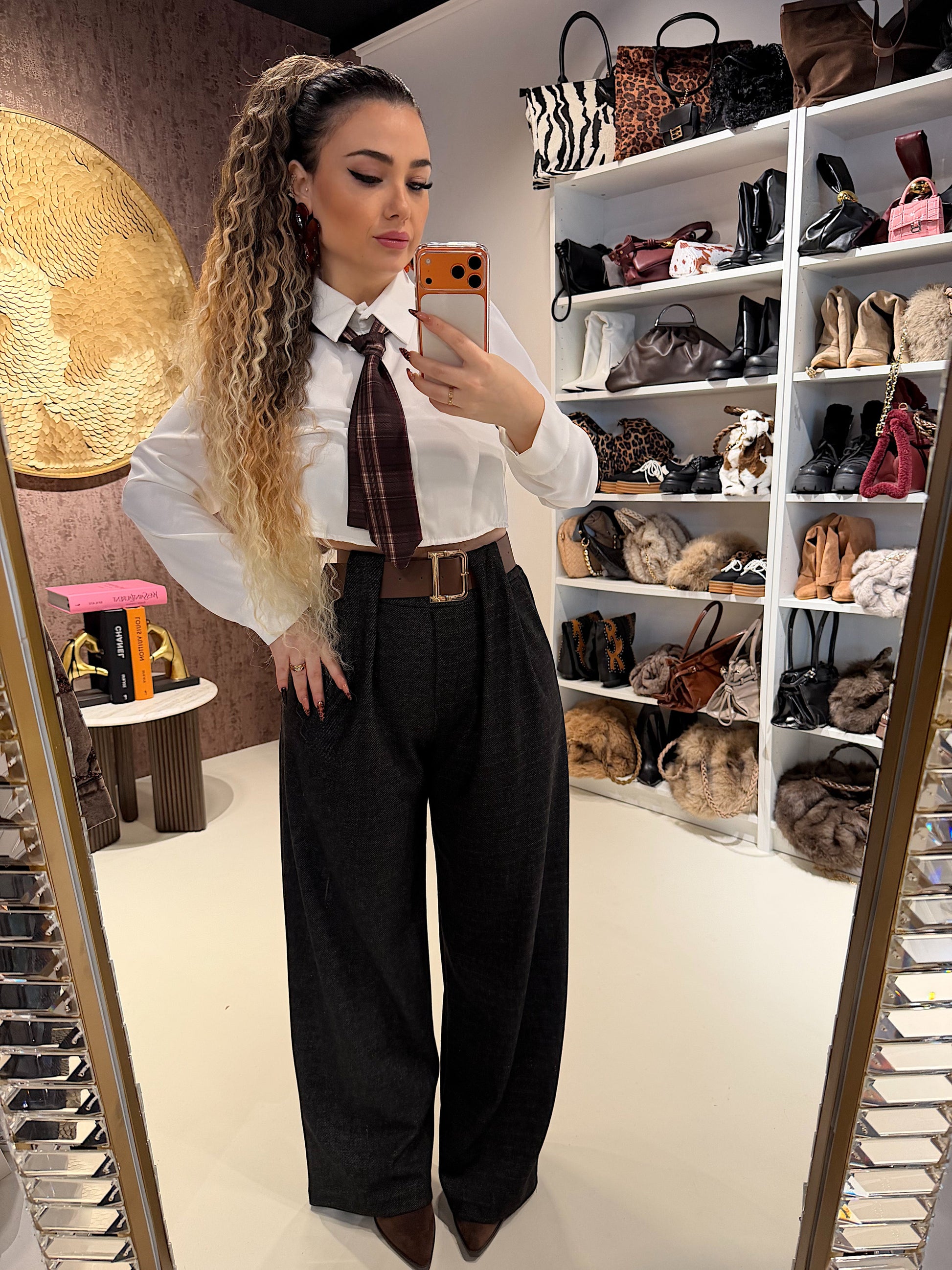 Camicia crop con cravatta