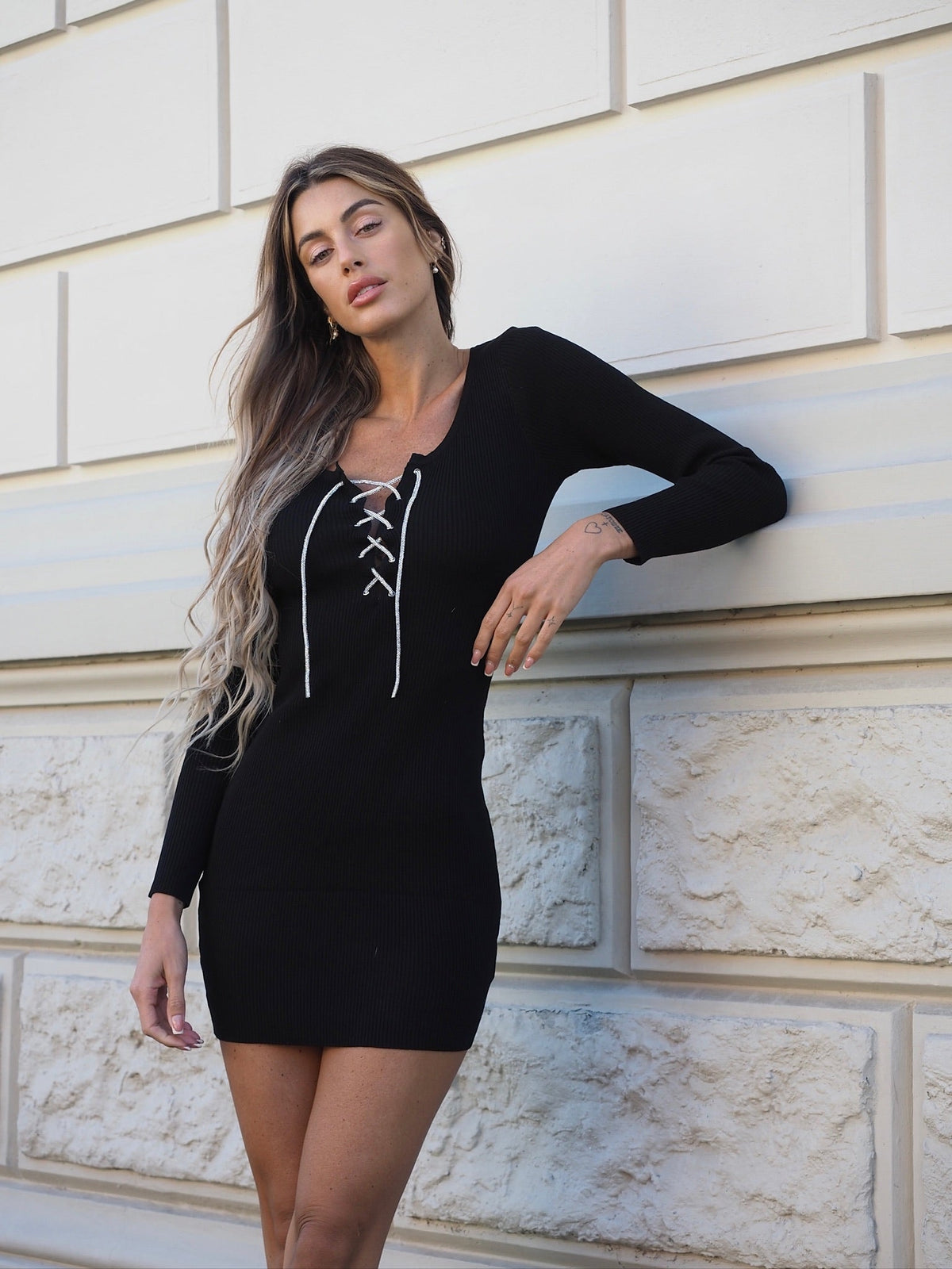 Abito nero lacci in strass