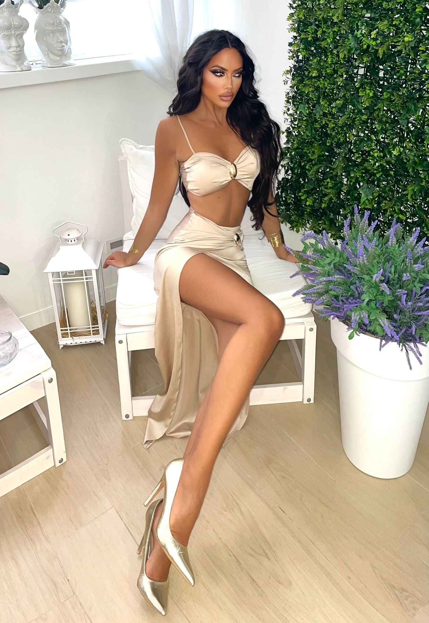 Co-ord gold con gioielli