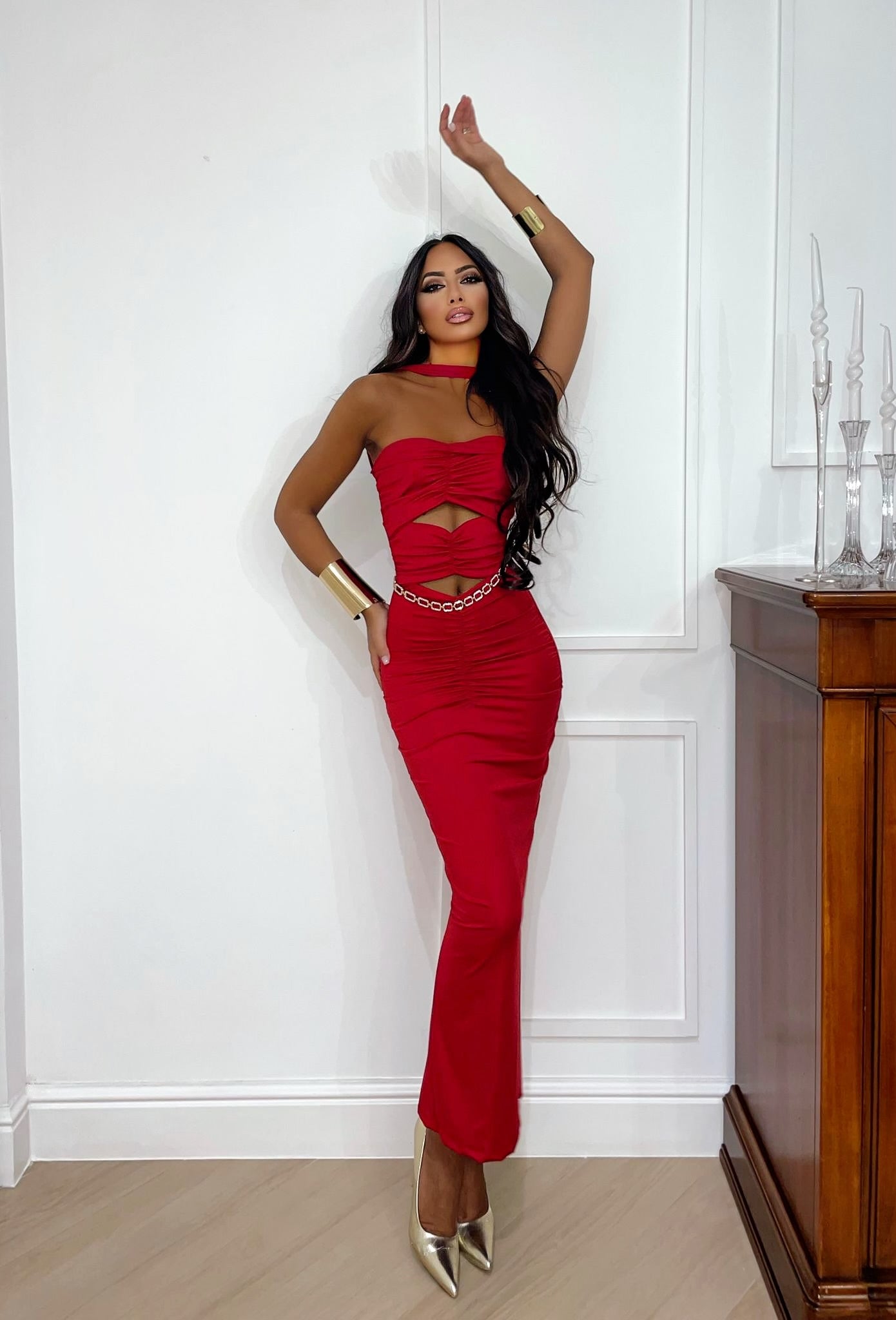 Abito rosso a fasce con choker