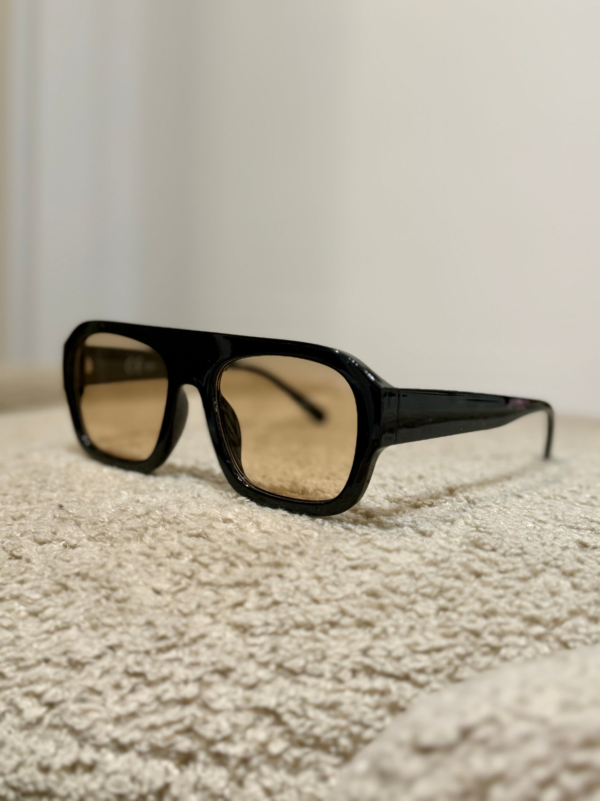 Occhiale nero con lente chiara