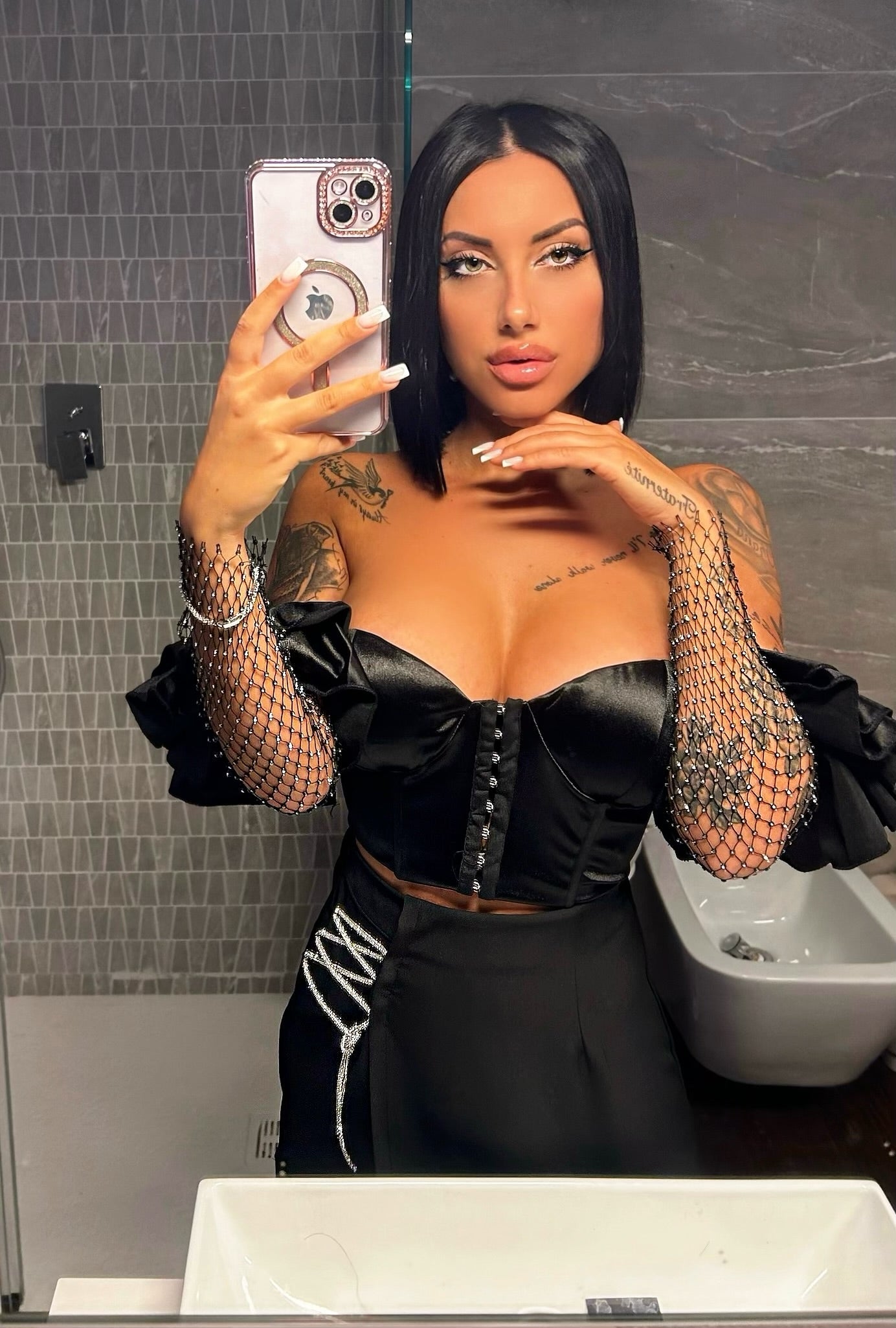 Top nero con maniche in strass