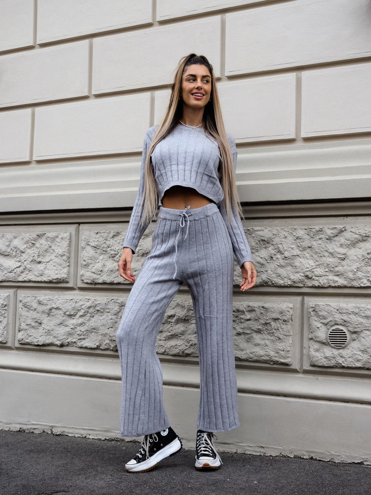 Completo maglia e pantalone grigio a righe