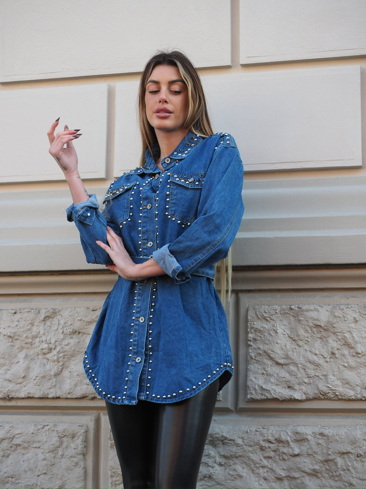 Giaccone di jeans con borchie