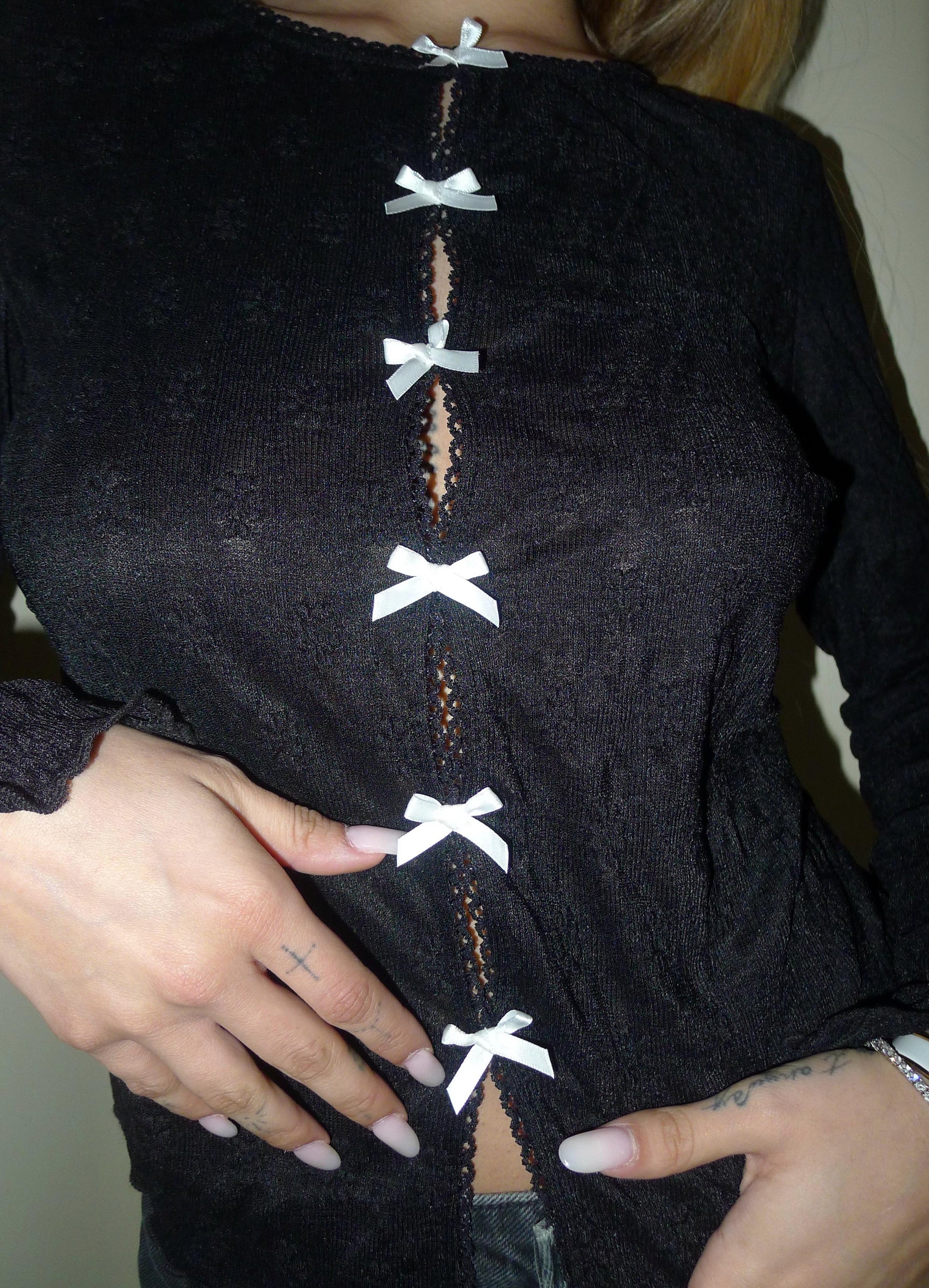 Maglia nera con fiocchetti