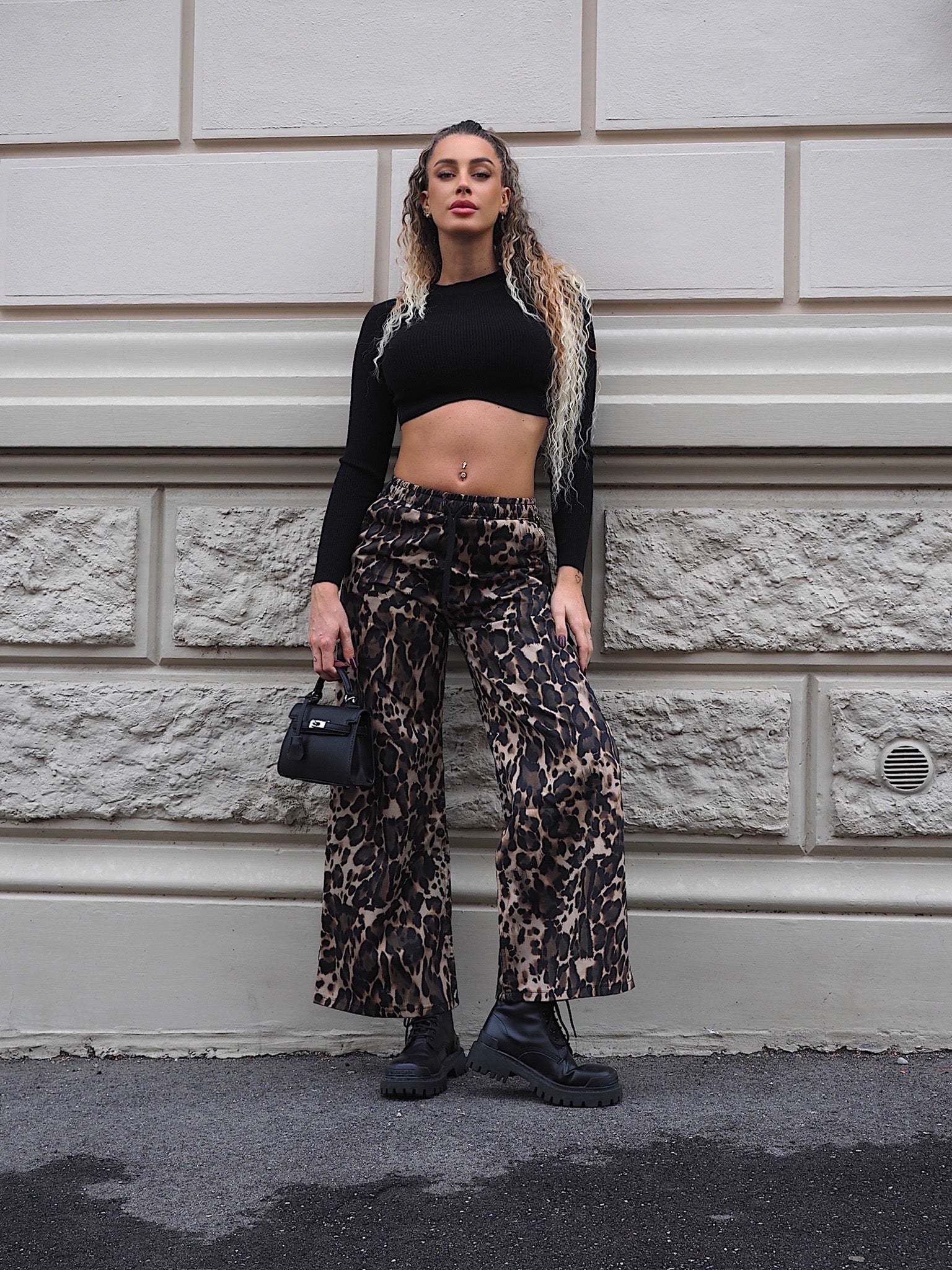 Maglioncino nero crop a onde