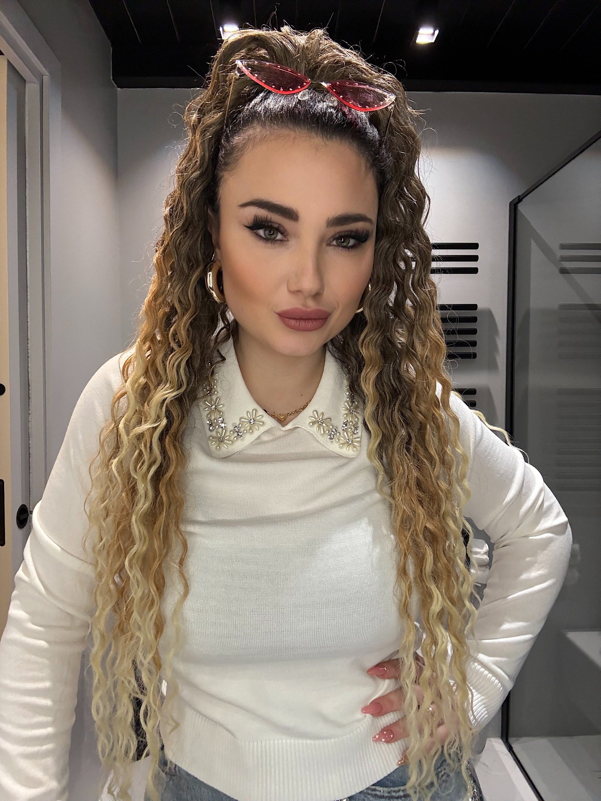 Maglioncino bianco con strass e perle