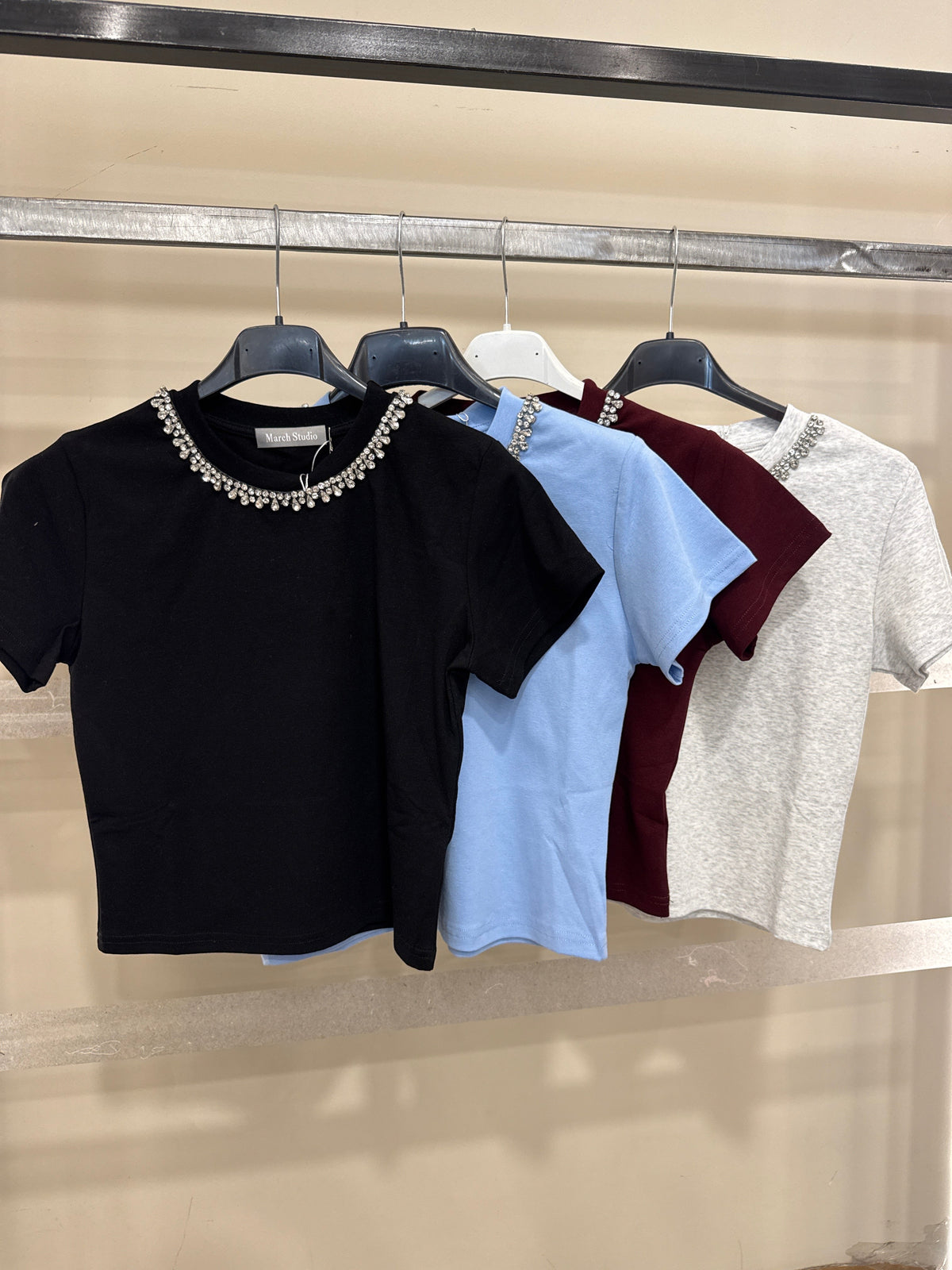 T-shirt crop con strass al collo