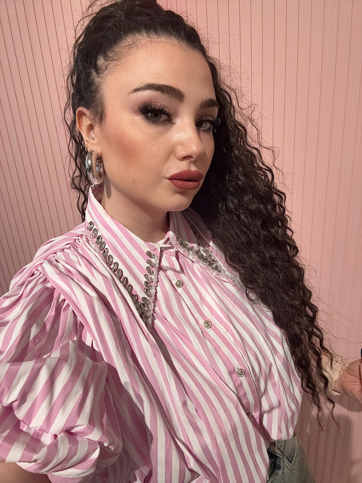 Camicetta con strass al collo e righe