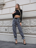 Pantalone grigio con cinghie