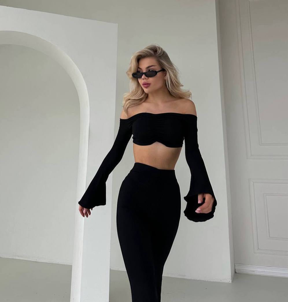 Due pezzi top e pantalone nero