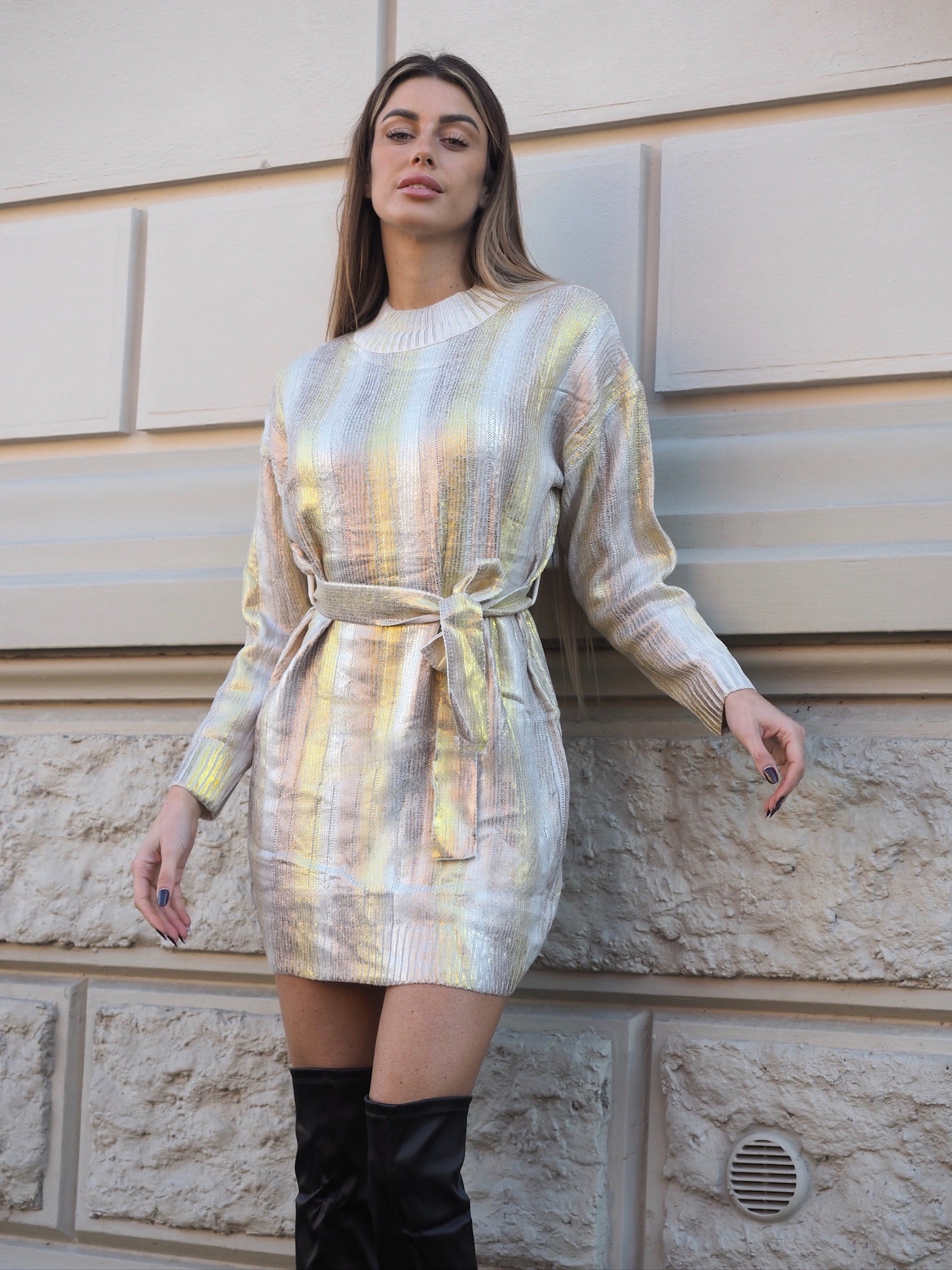 Abito in maglia gold con cintura