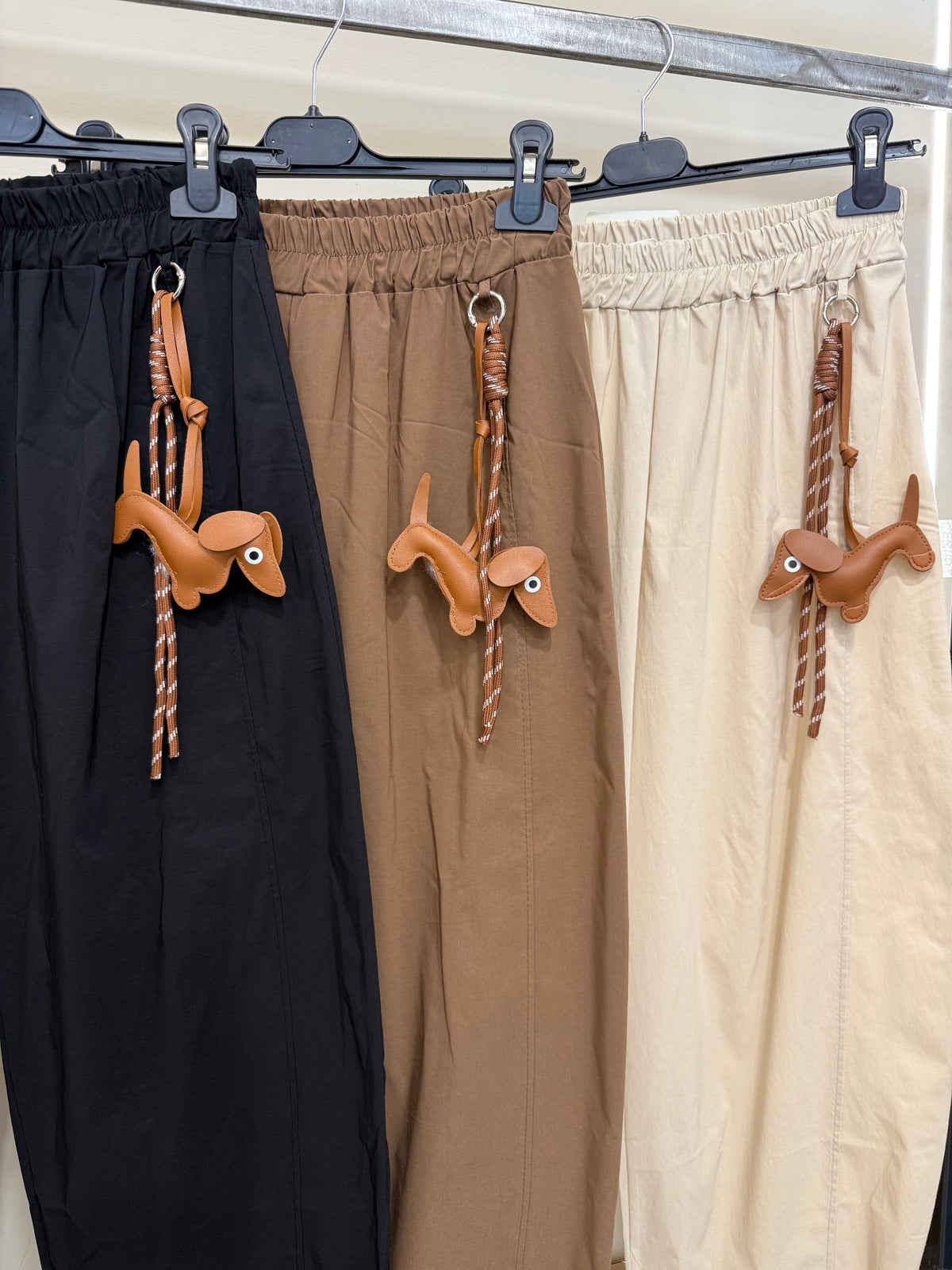 Pantalone con charm dog