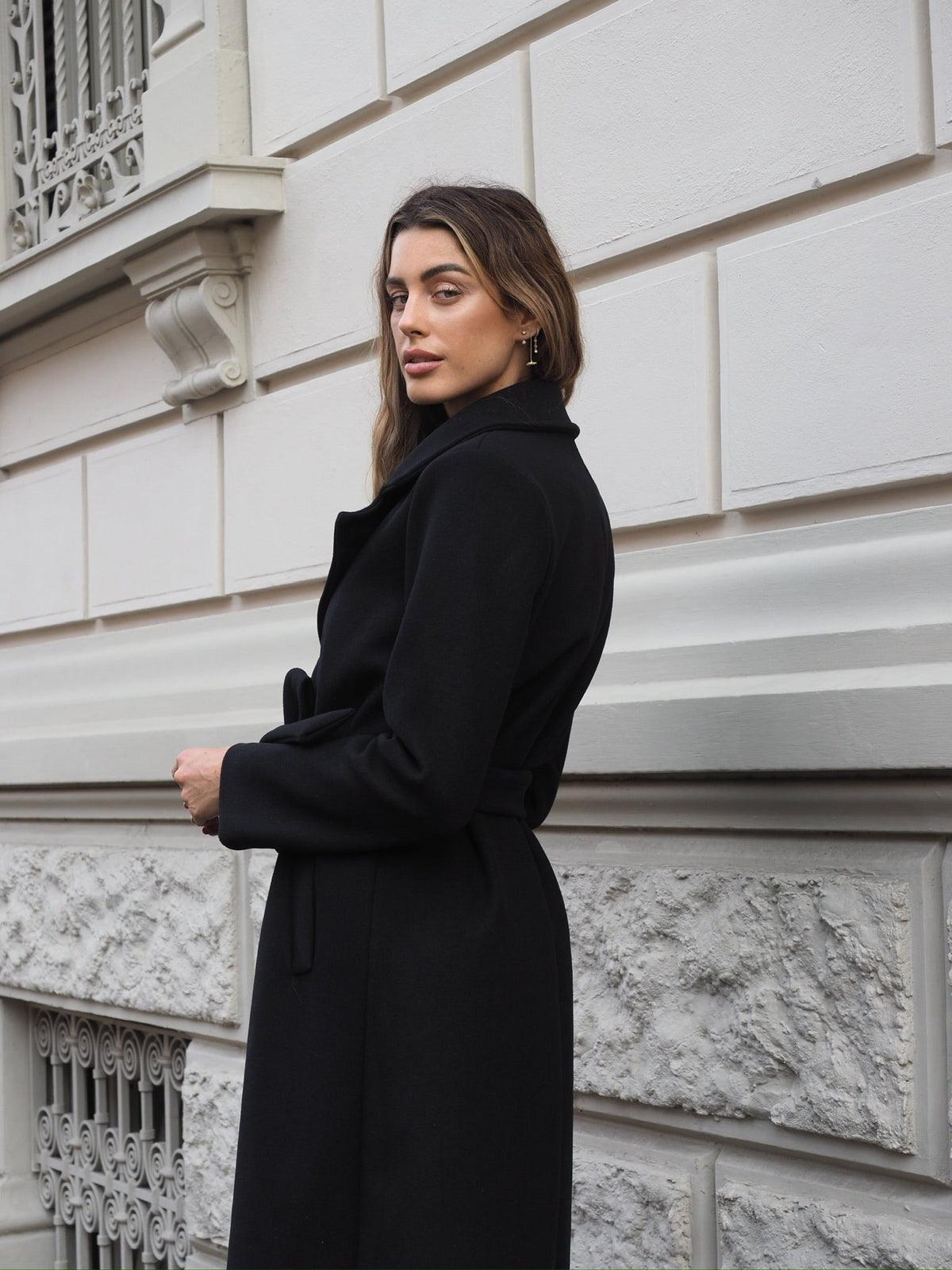 Cappotto nero con cintura