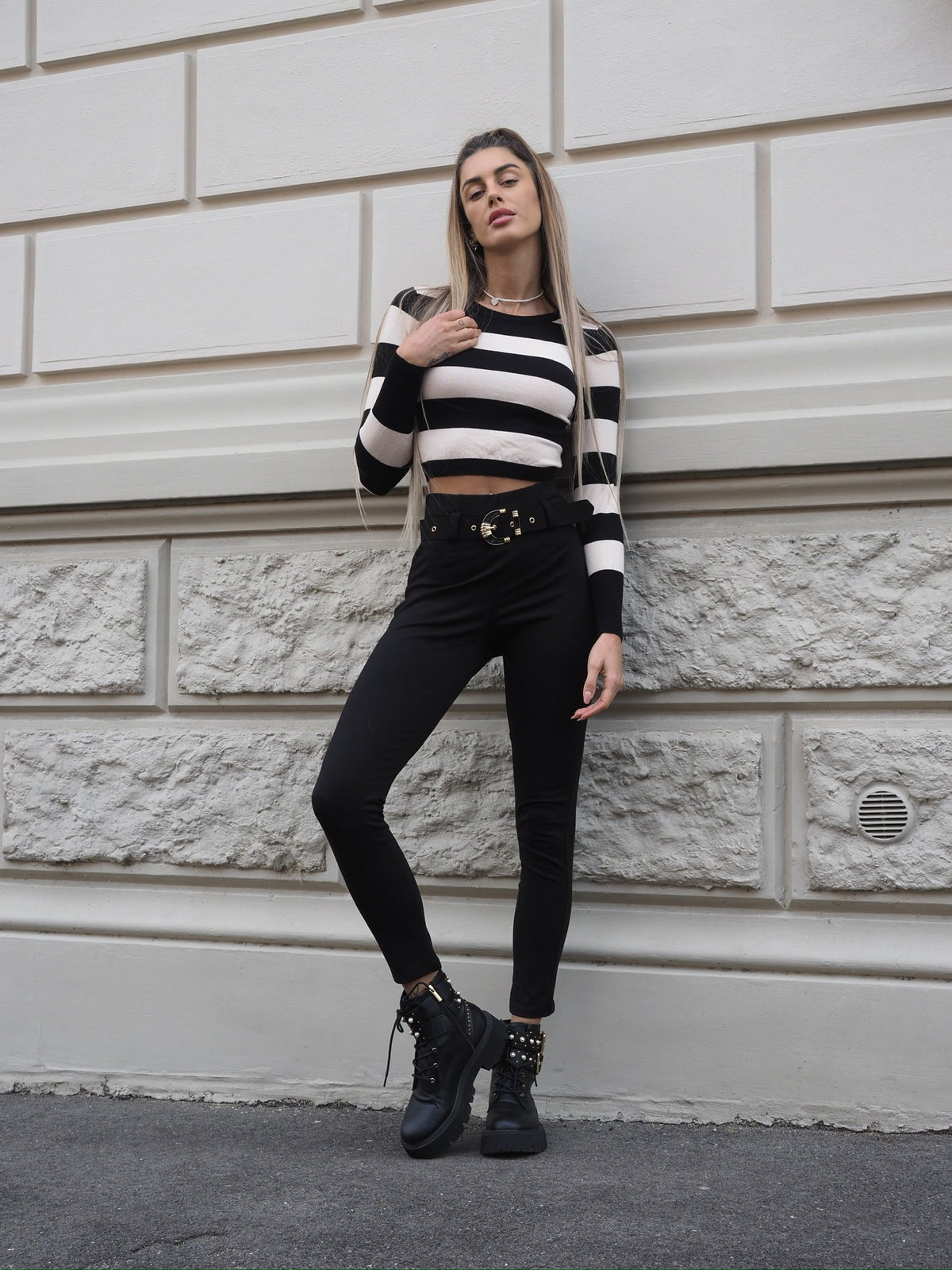 Pantalone nero con cintura oro