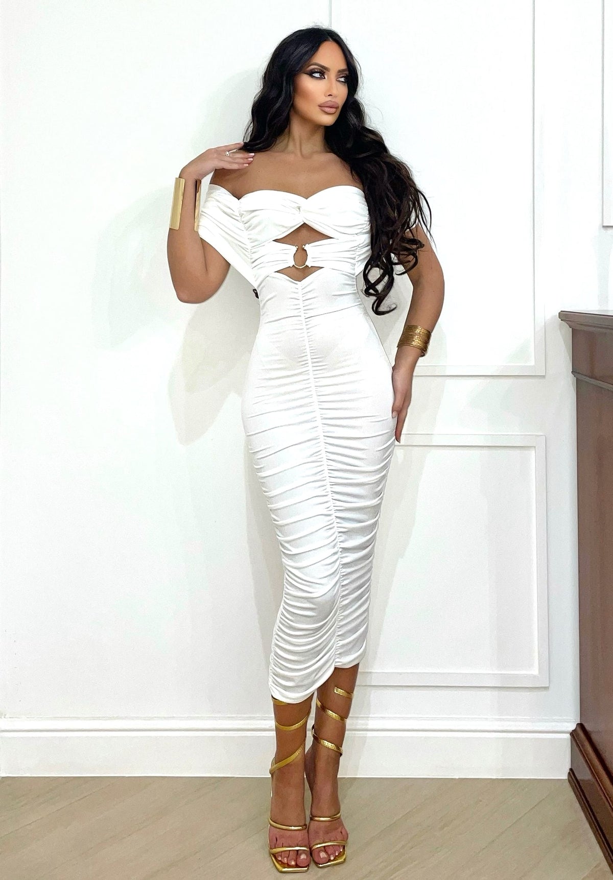Abito midi con anello e choker al collo bianco