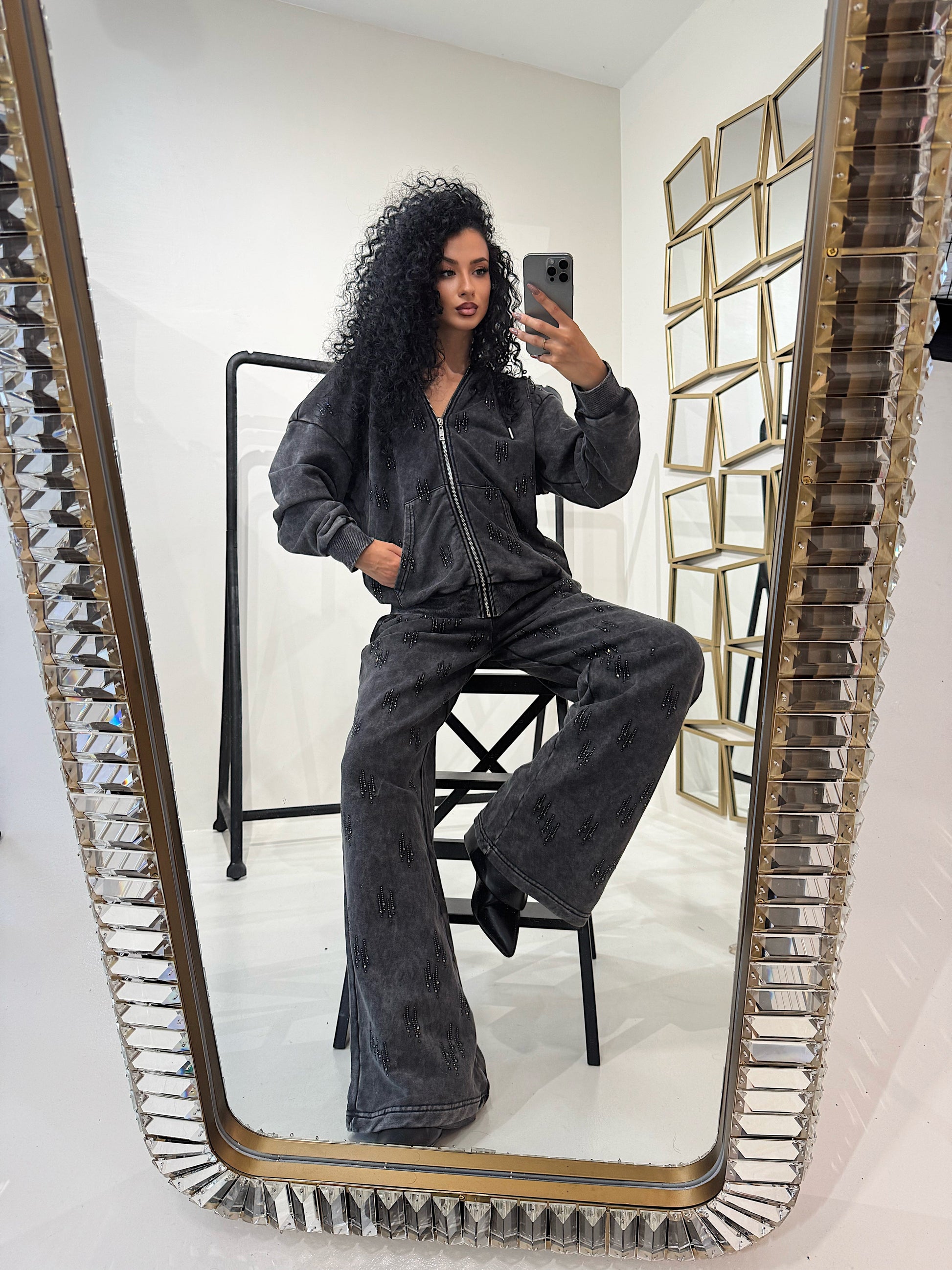 Completo con felpa over e brillantini pantalone a zampa