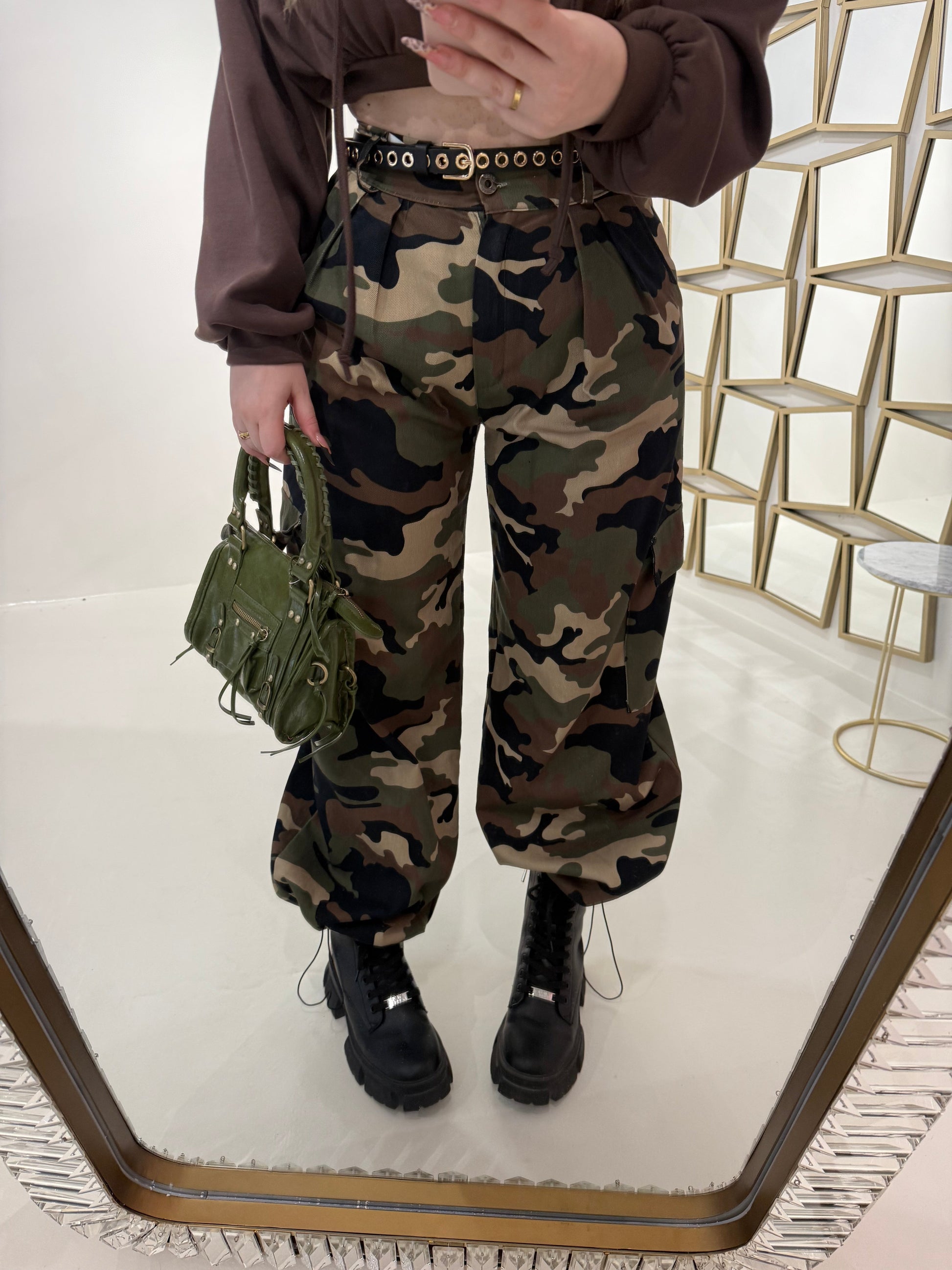 Completo pantalone e top camouflage