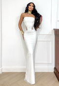 Abito a fascia bustier con gonna in velo bianco