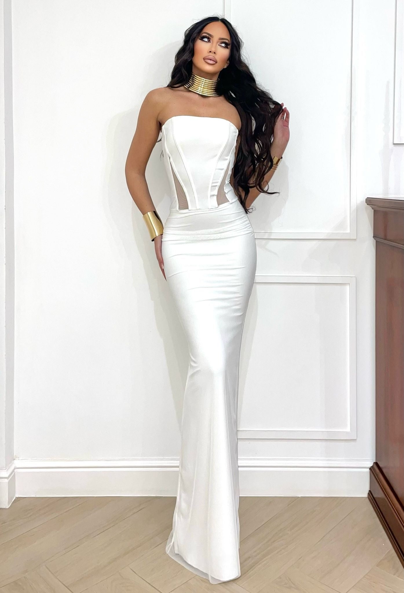 Abito a fascia bustier con gonna in velo bianco