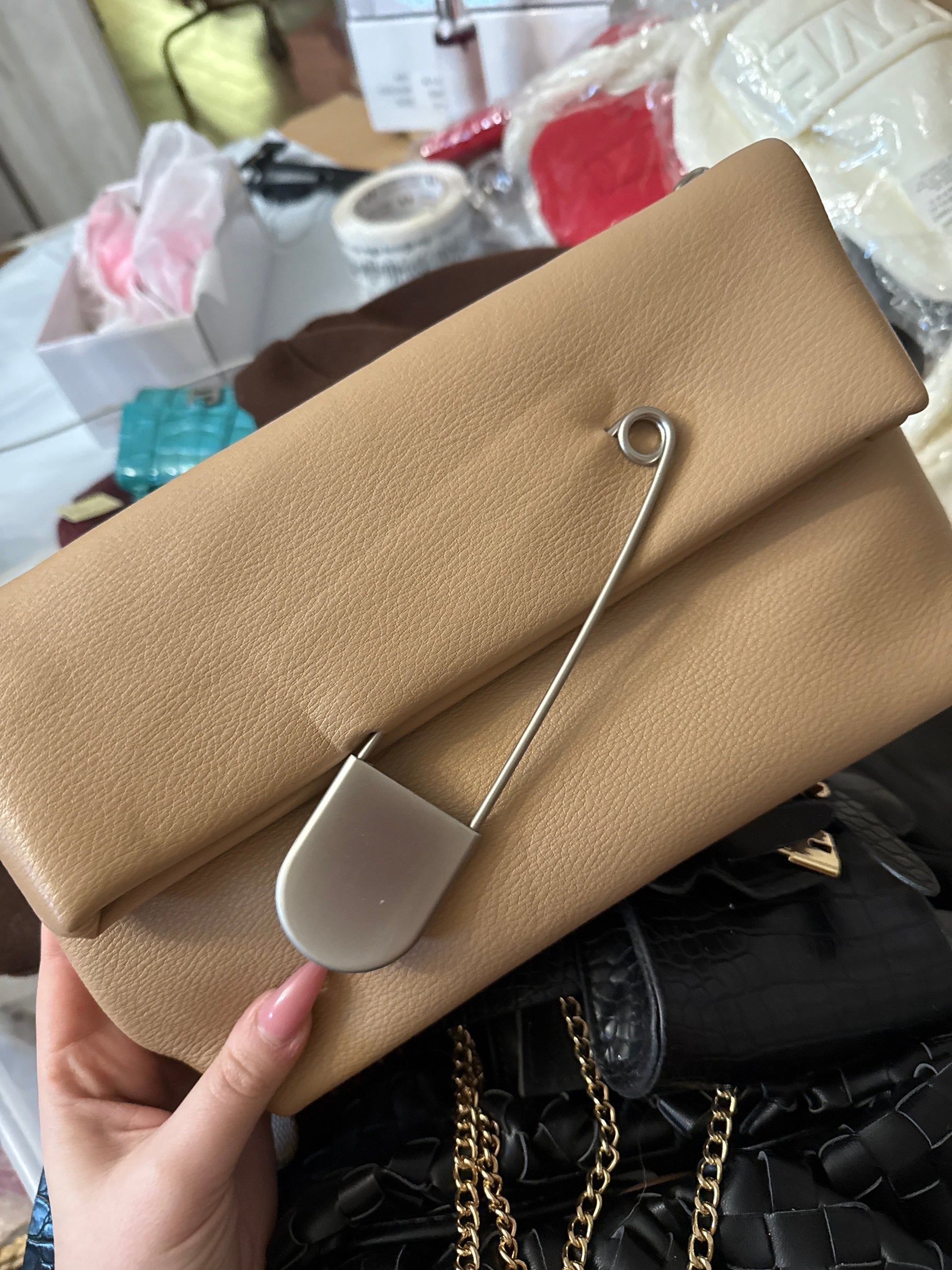 Borsa con spilla
