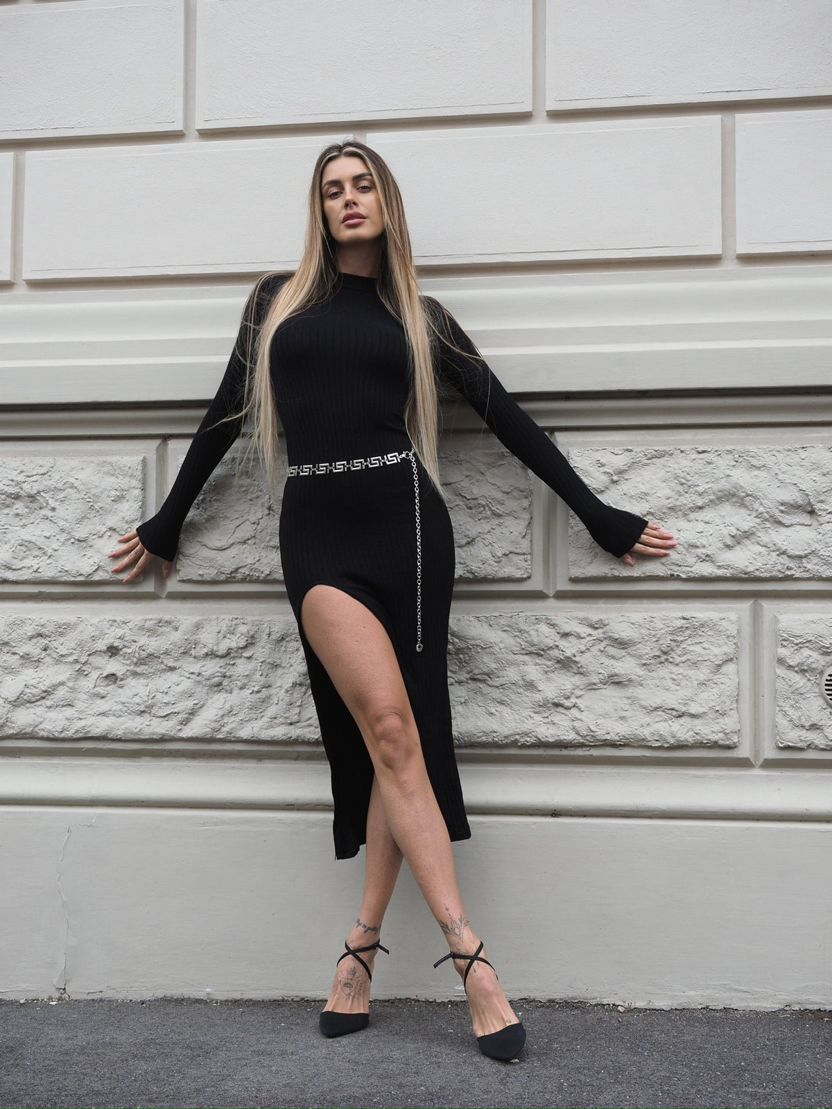 Abito nero a costine con spacco