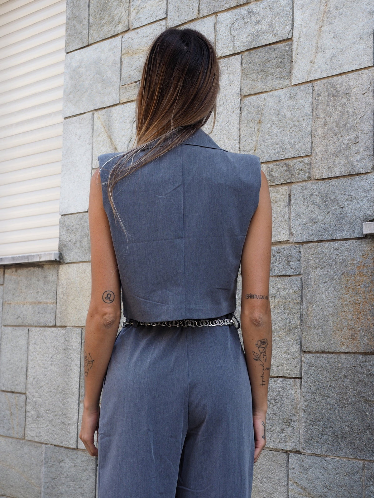 Completo smanicato e pantalone grigio