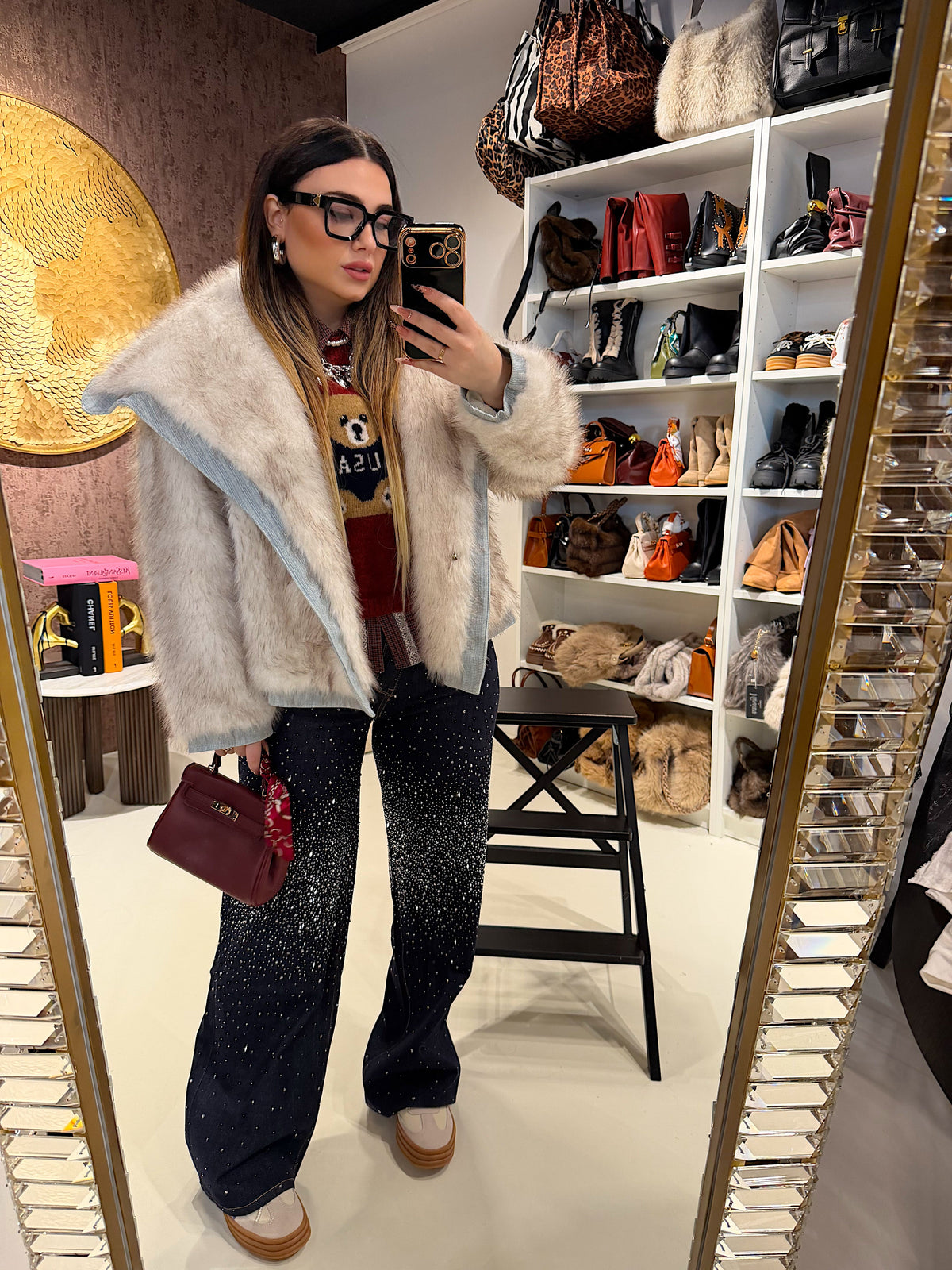 Giacca in ecopelliccia e jeans