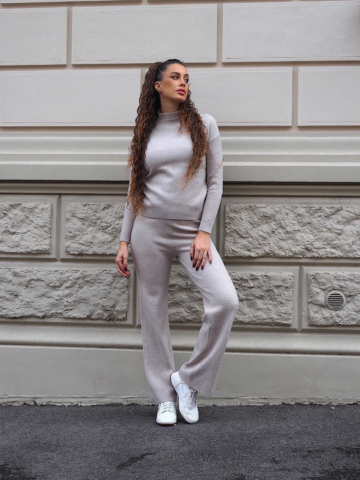 Completo basic maglia e pantalone beige