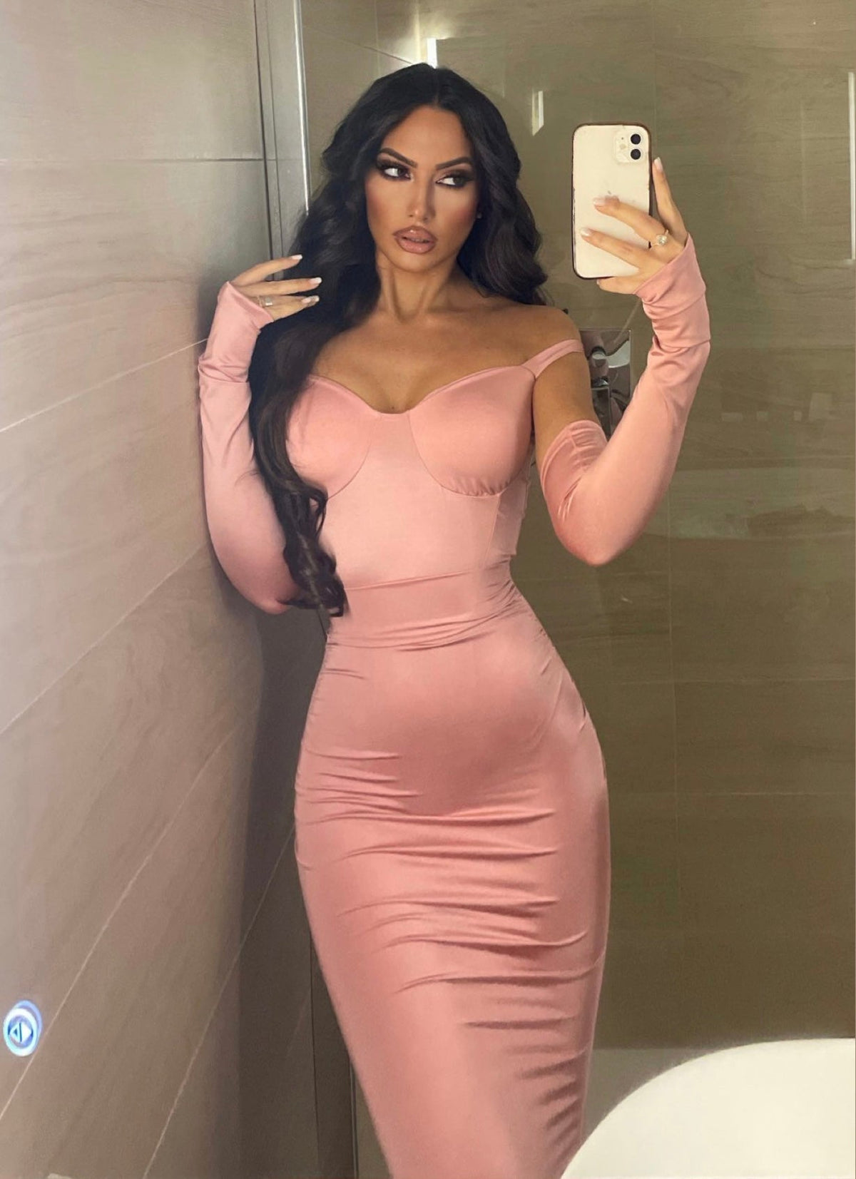 Completo body e gonna rosa