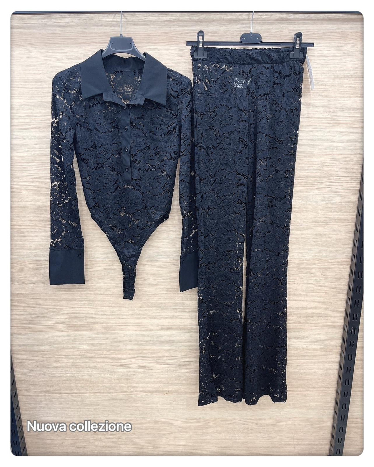 Due pezzi body e pantaloni in pizzo