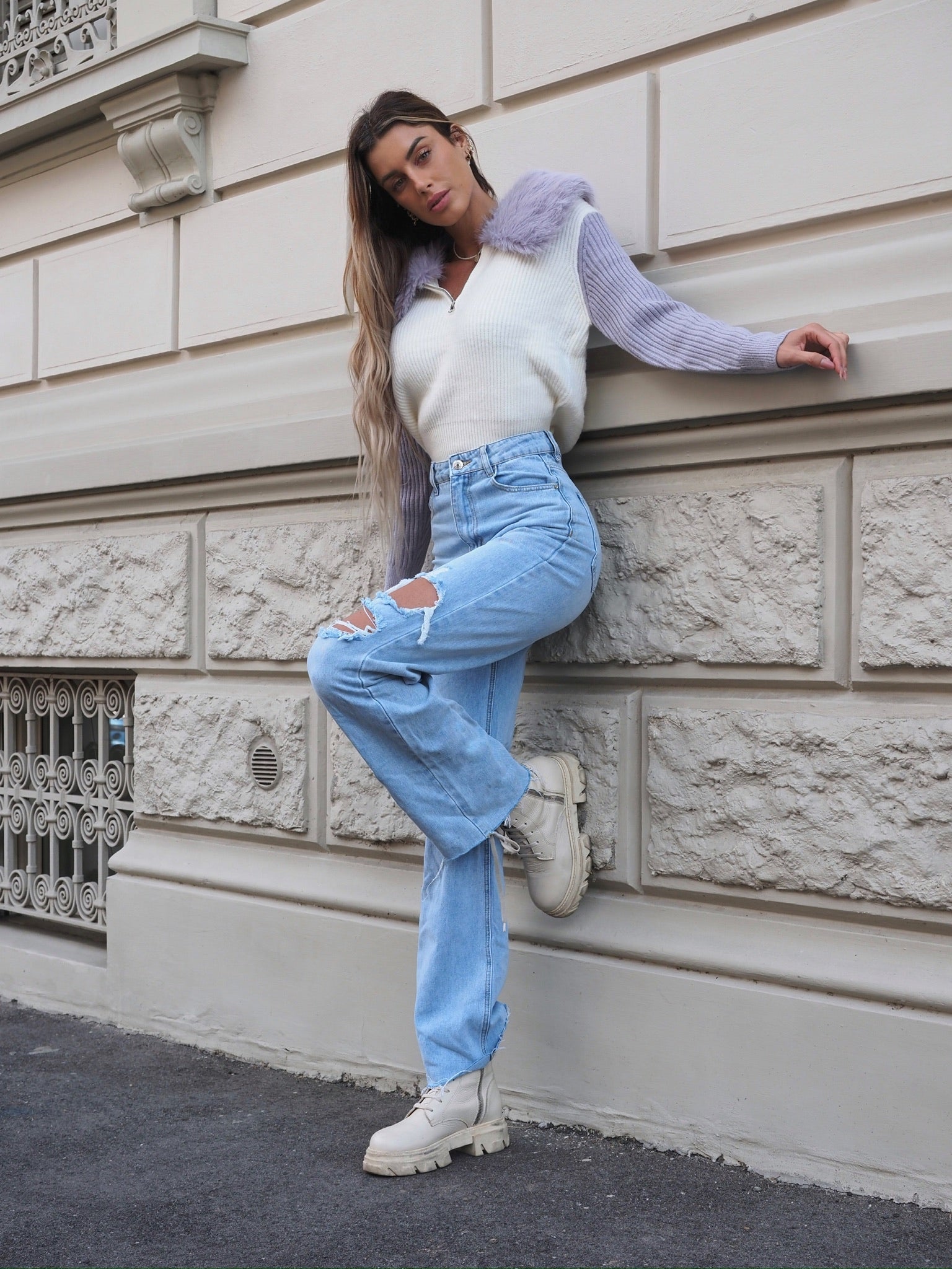 Jeans chiaro con strappi