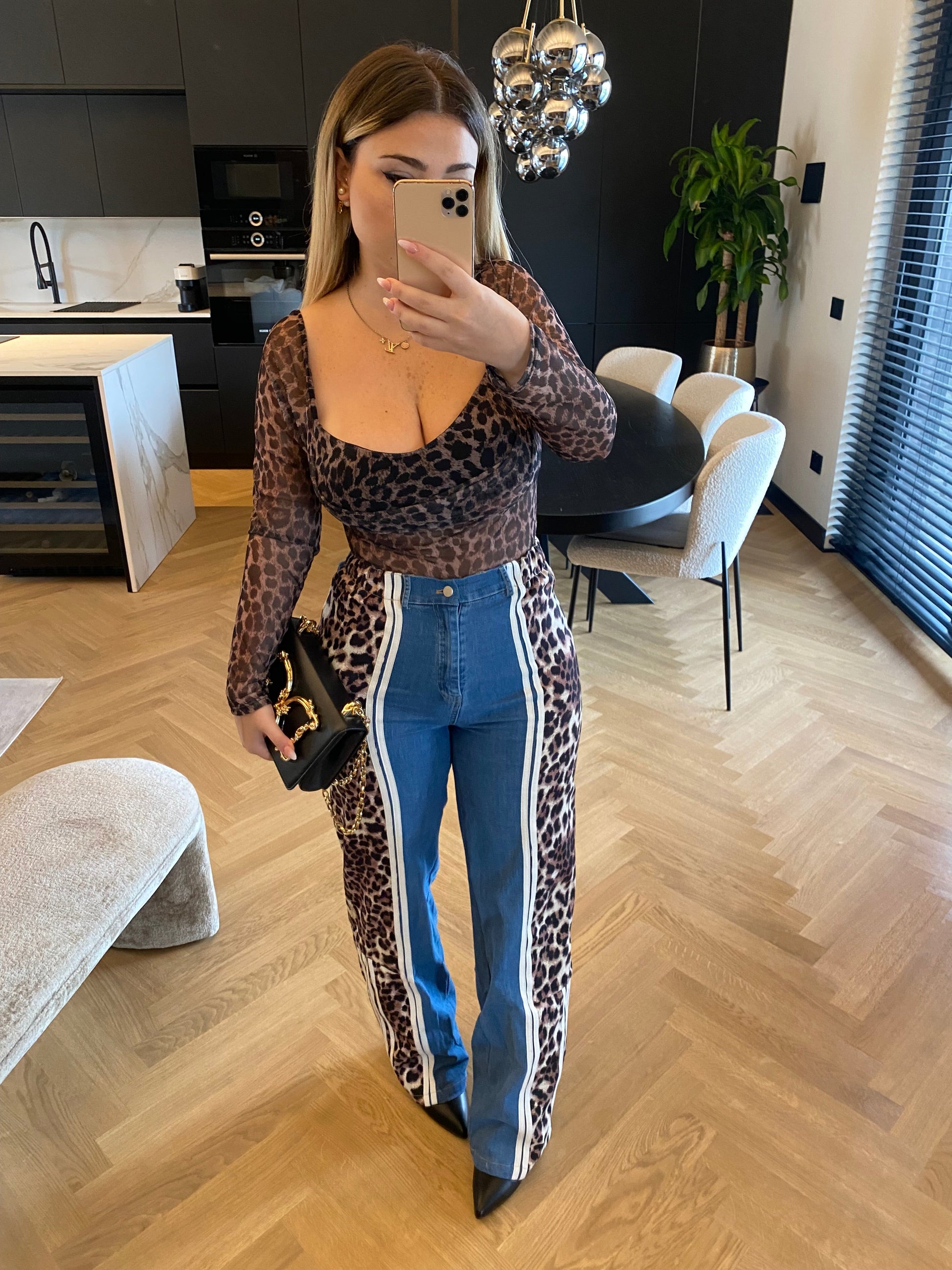 Denim con banda animalier