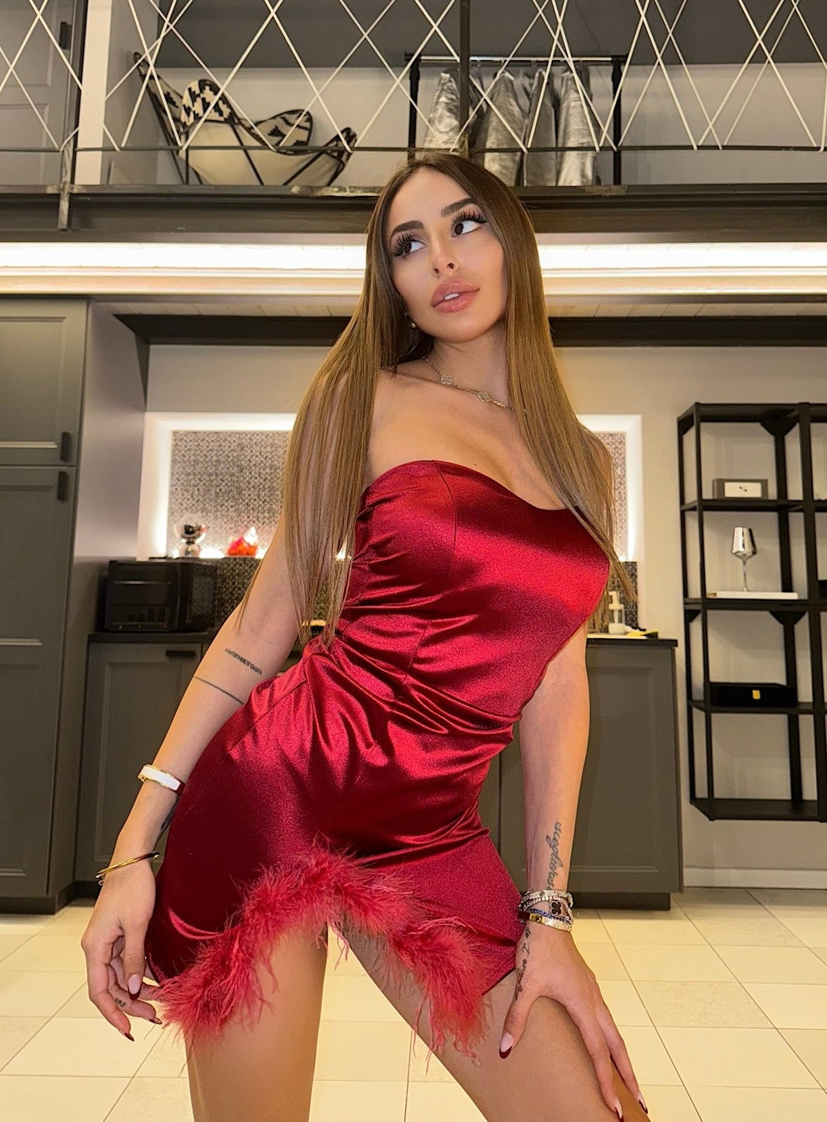 Abito a fascia con piume rosso
