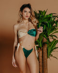 Bikini verde e beige con spallina gioiello