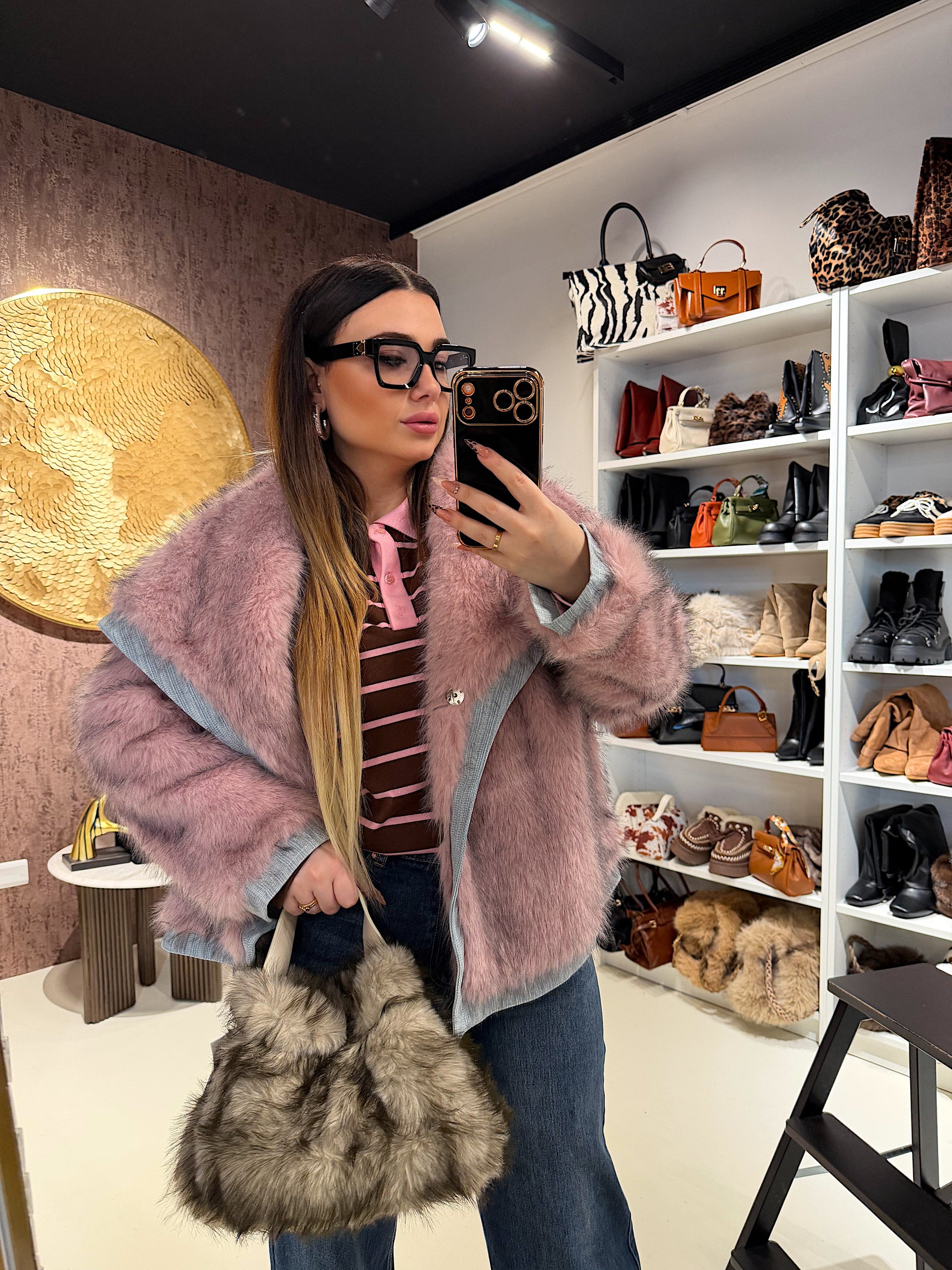 Giacca in ecopelliccia e jeans