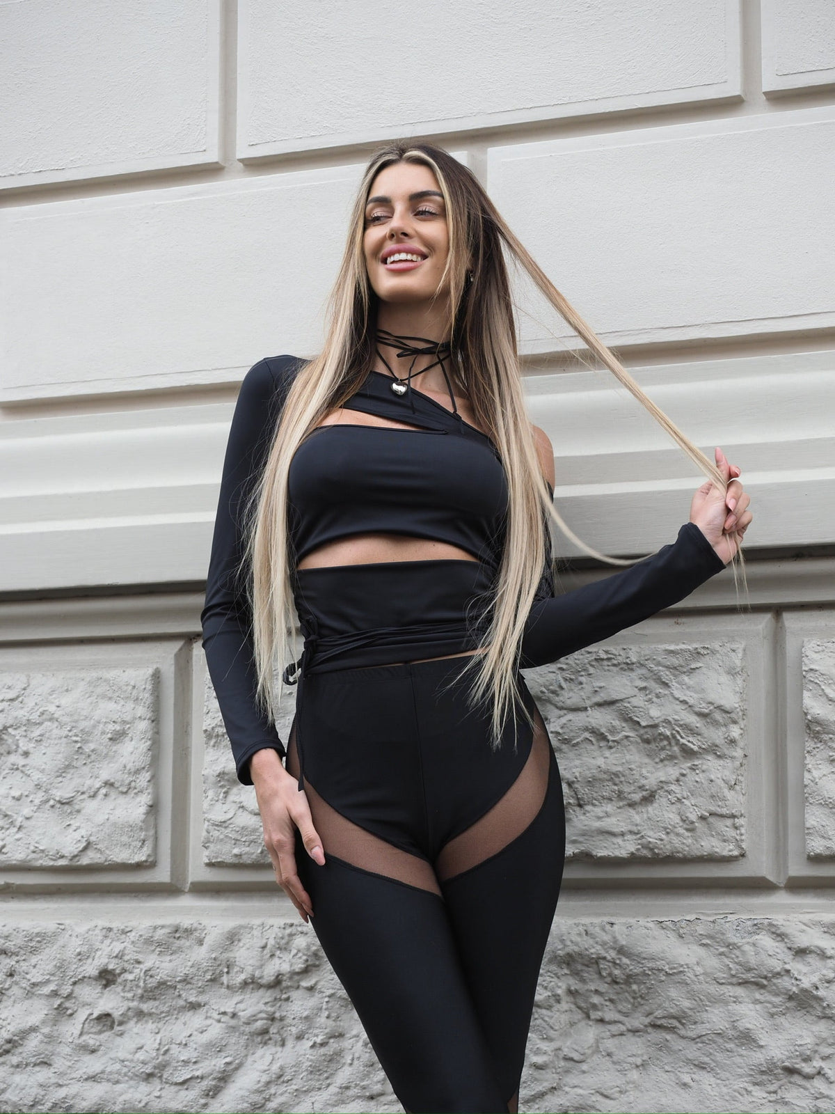 Maglia nera con spacchi