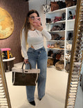 Maglia con spacco e gioiello oro