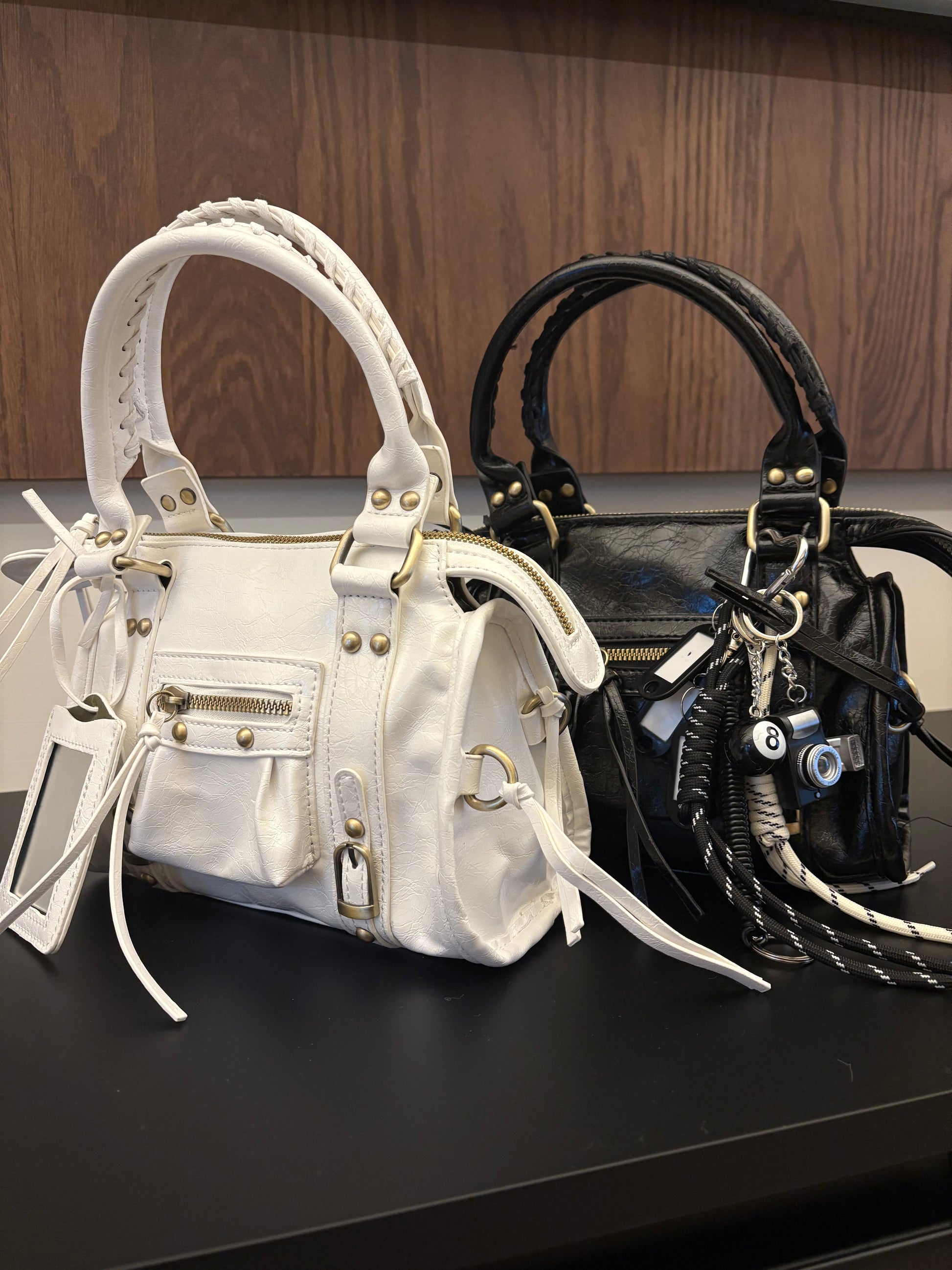 Borsa aggressive girls