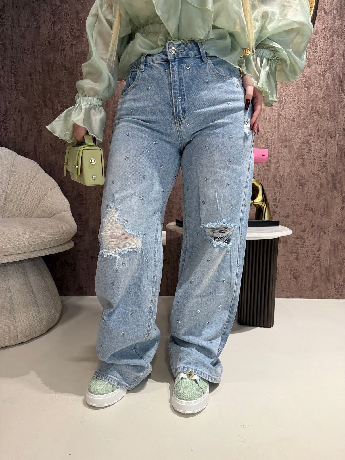 Jeans con strappi e borchiette