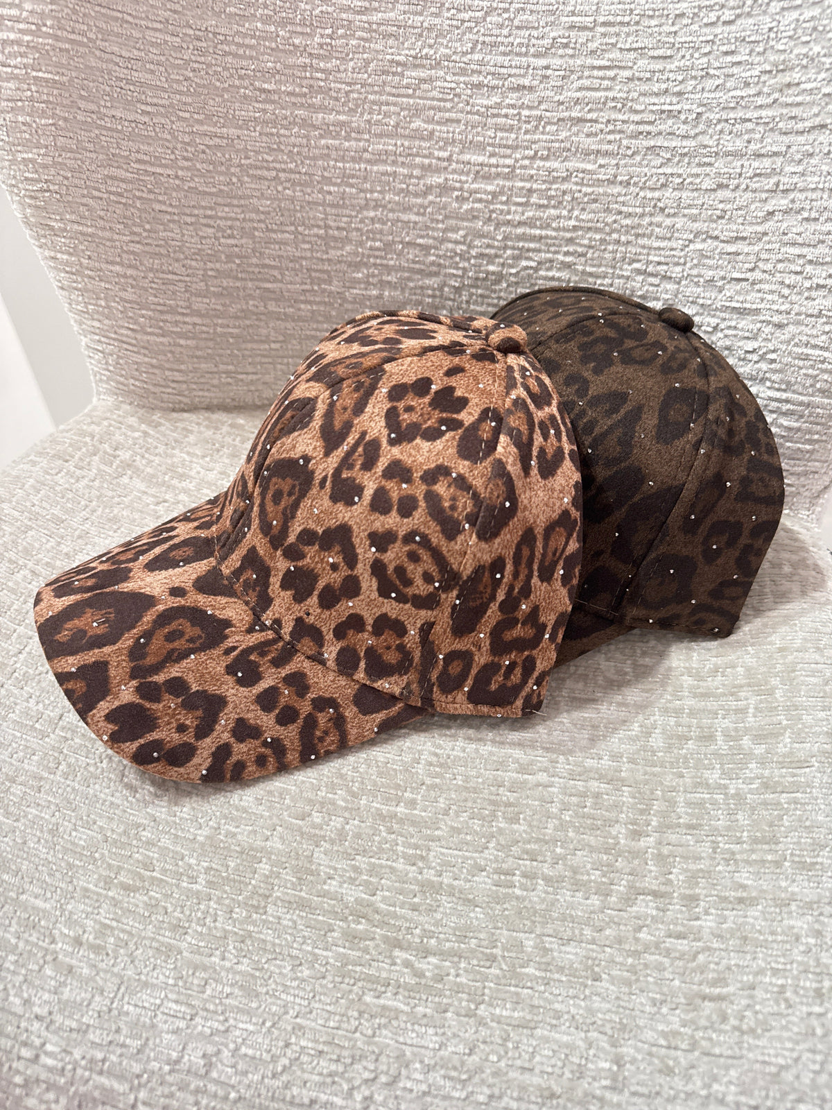 Cappello con visiera camoscio