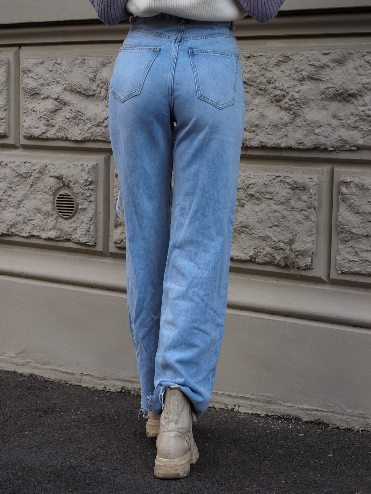 Jeans chiaro con strappi