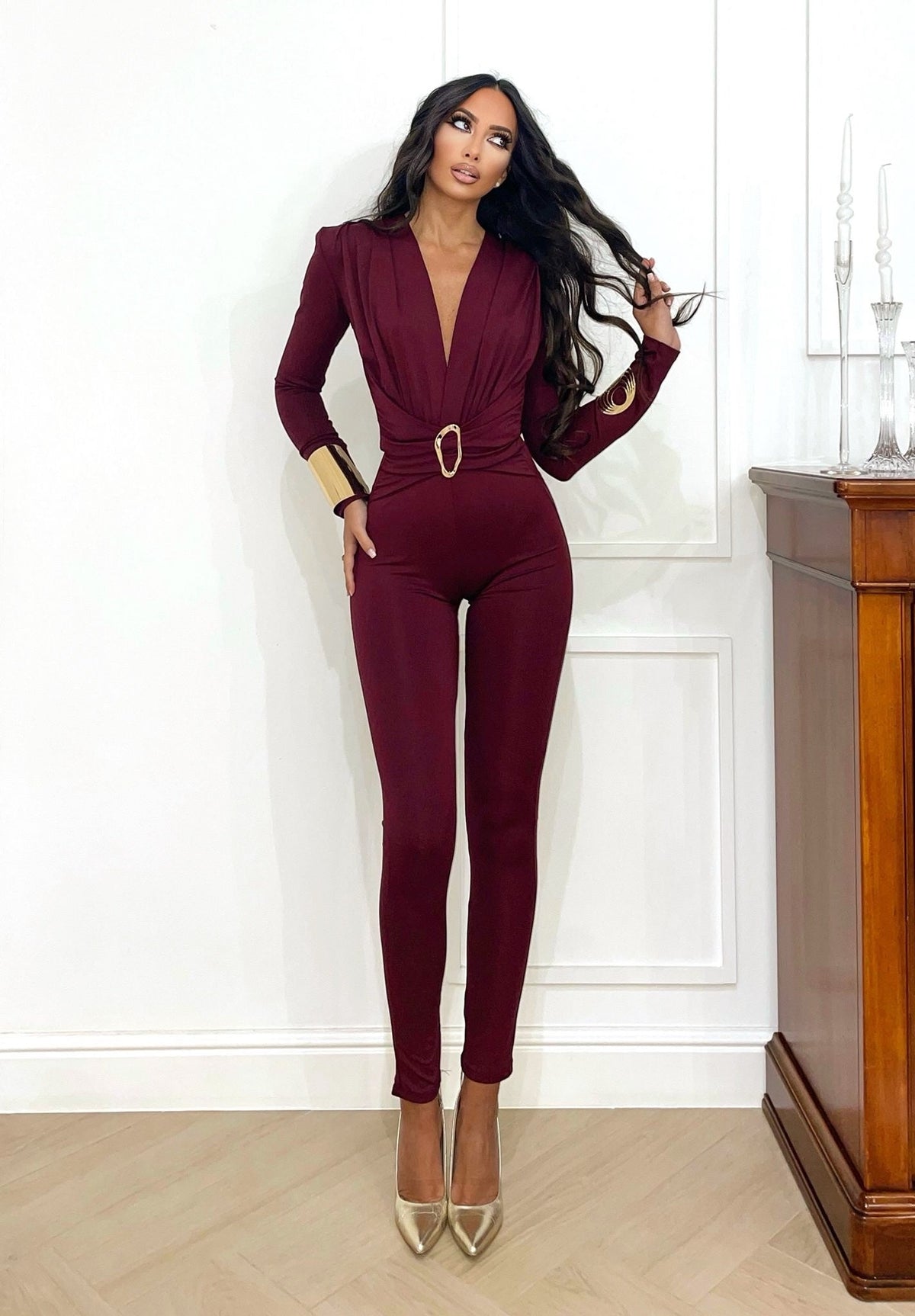 Tuta con gioiello bordeaux