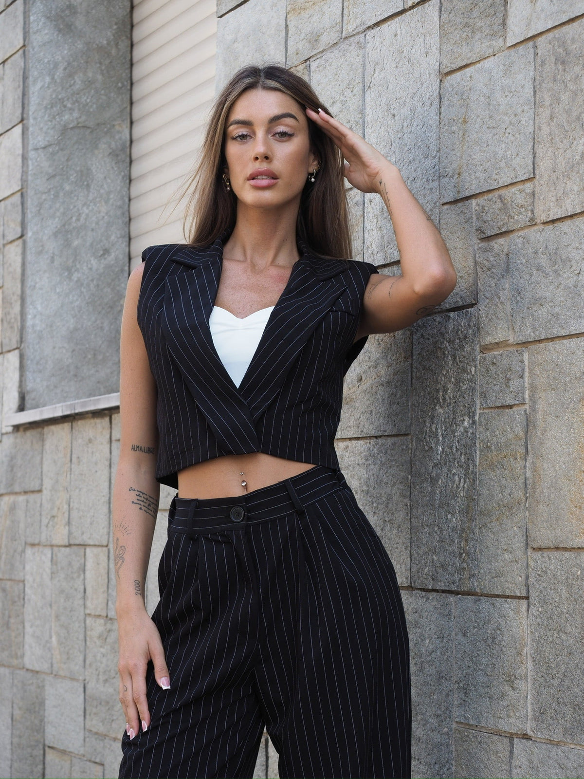 Completo smanicato e pantalone gessato nero