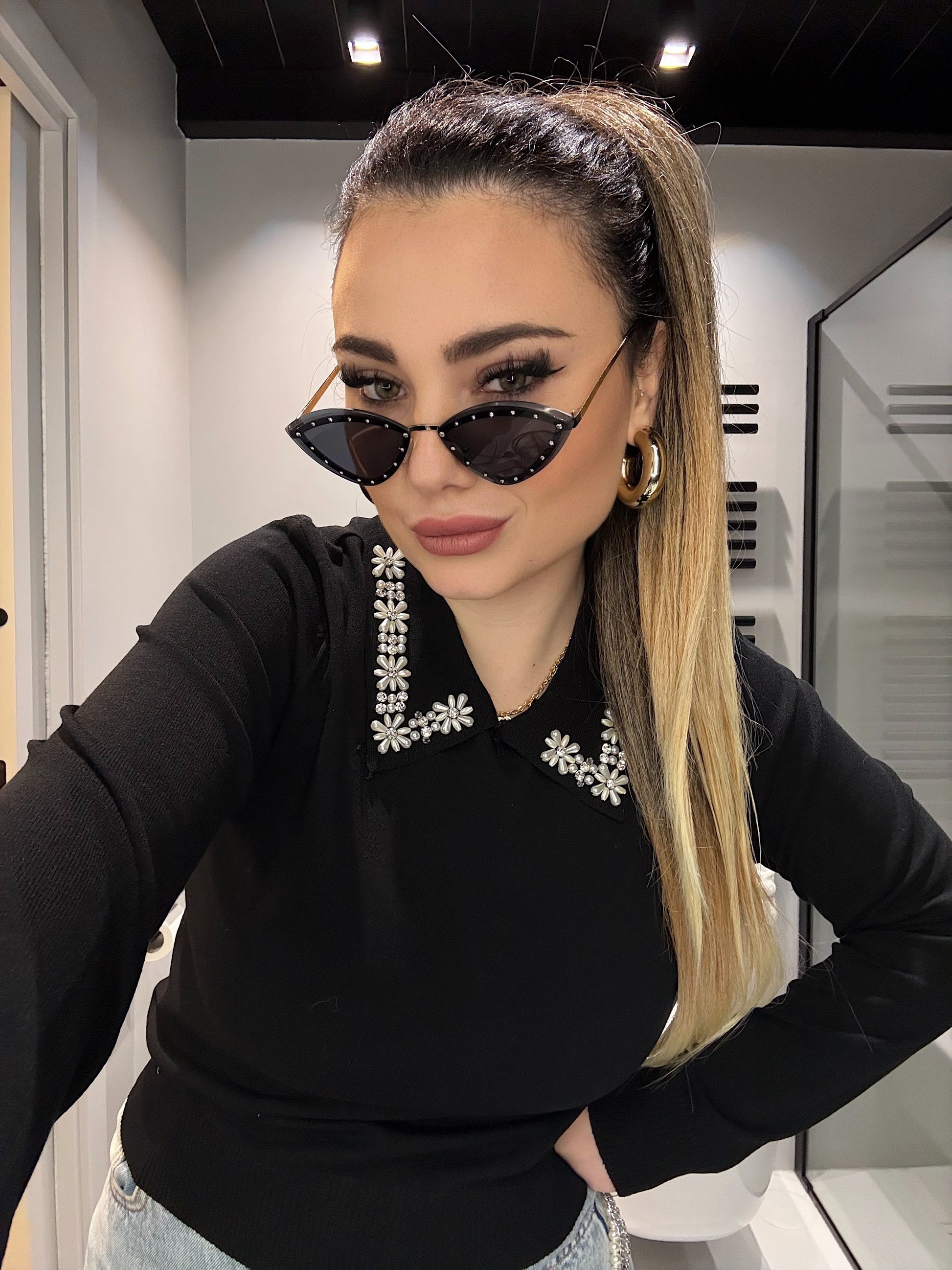 Maglioncino nero con strass e perle