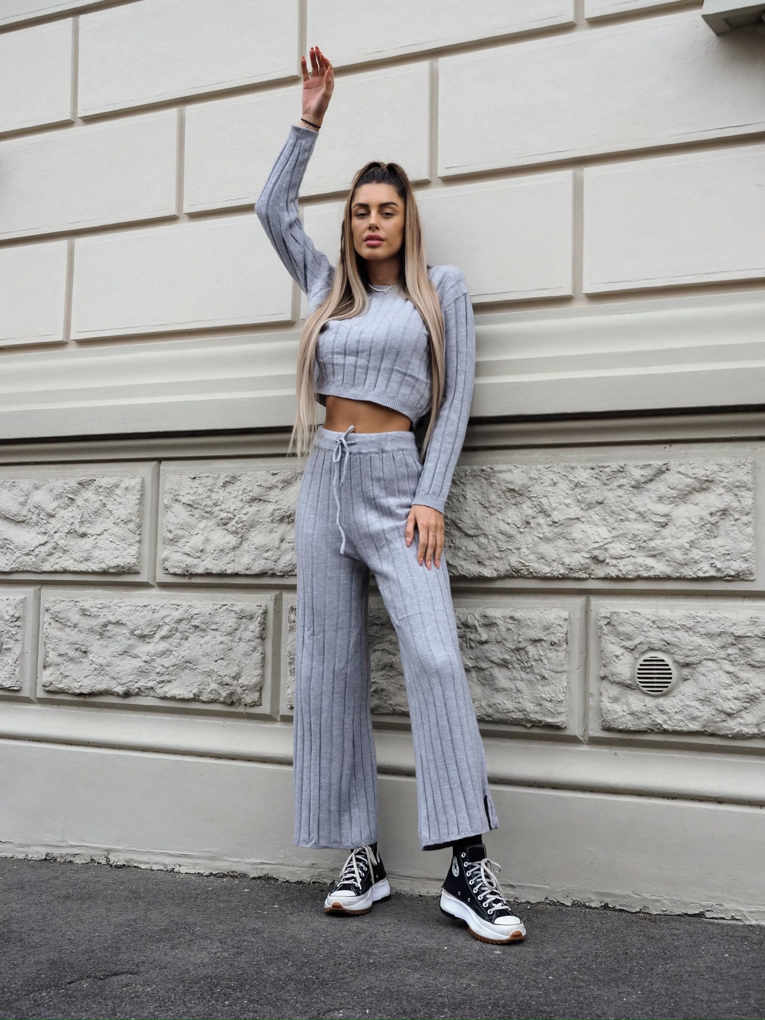 Completo maglia e pantalone grigio a righe