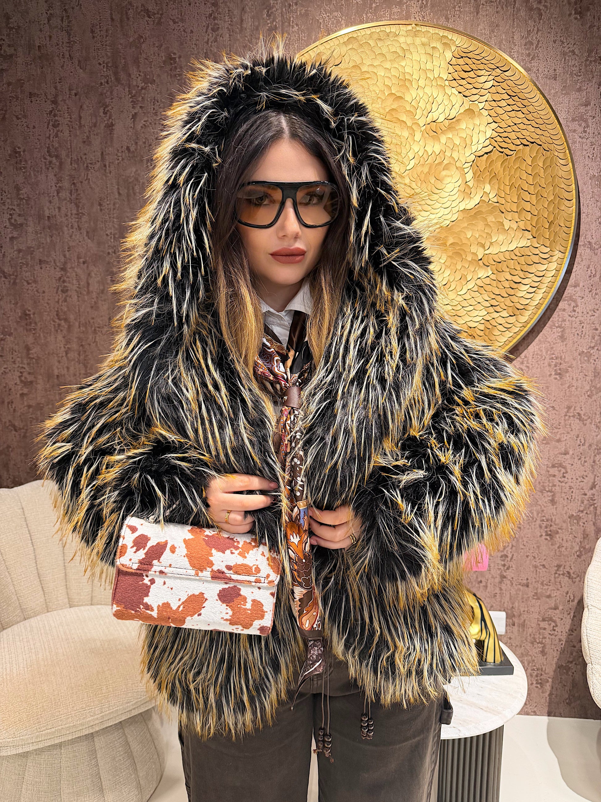 Pelliccia Ecologica con Dettaglio Nero – Oversize Glam