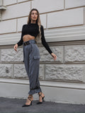 Pantalone grigio con cinghie