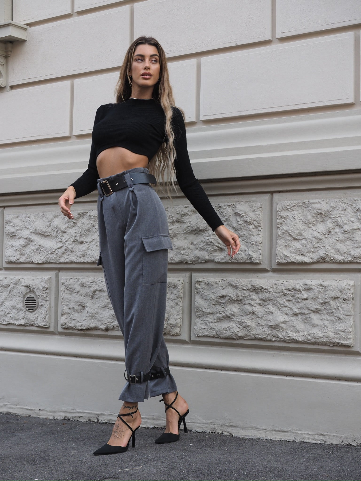 Pantalone grigio con cinghie